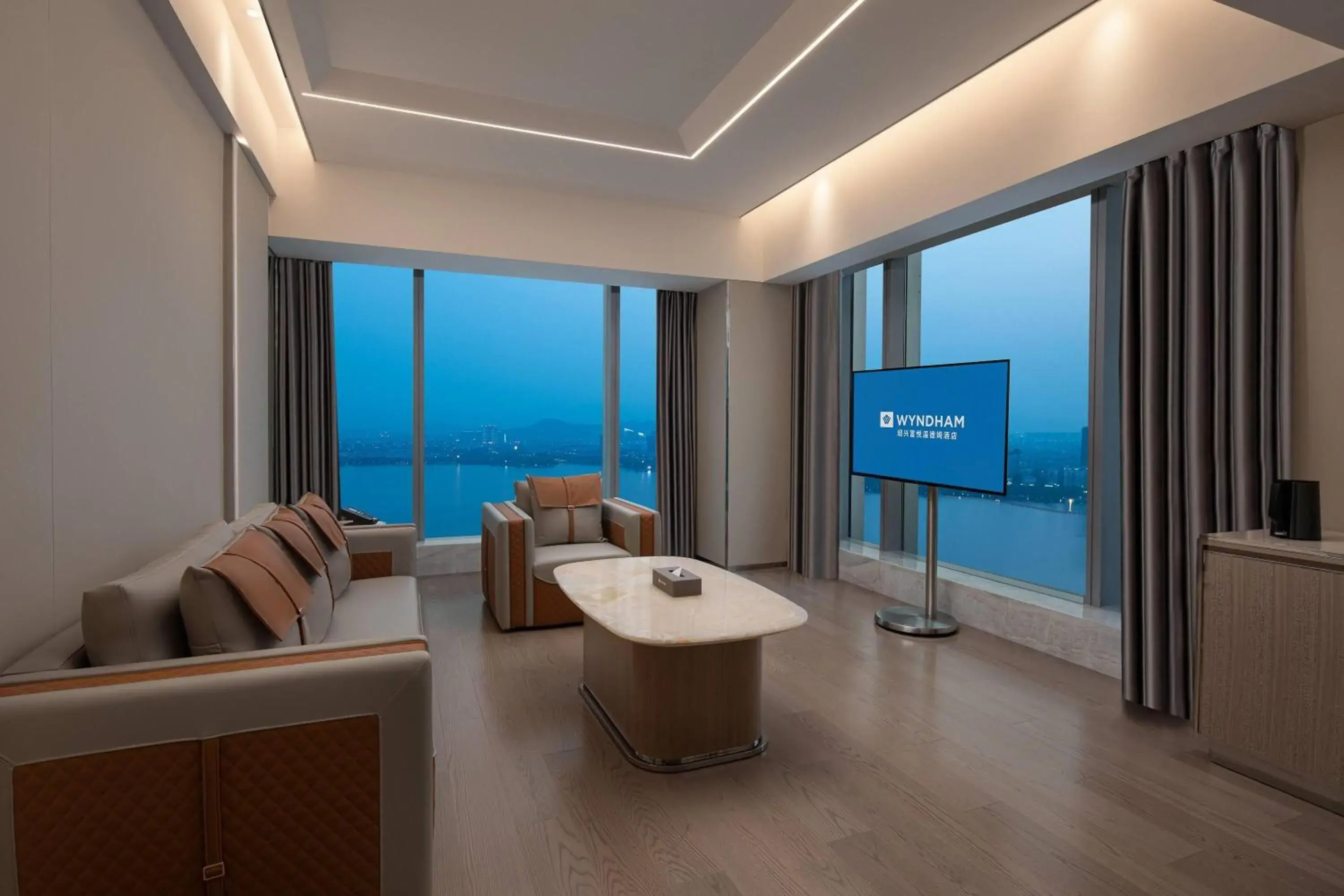 Executive King Suite with Lake View in Wyndham Shaoxing Keqiao Executive King Suite with Lake View in Wyndham Shaoxing Keqiao