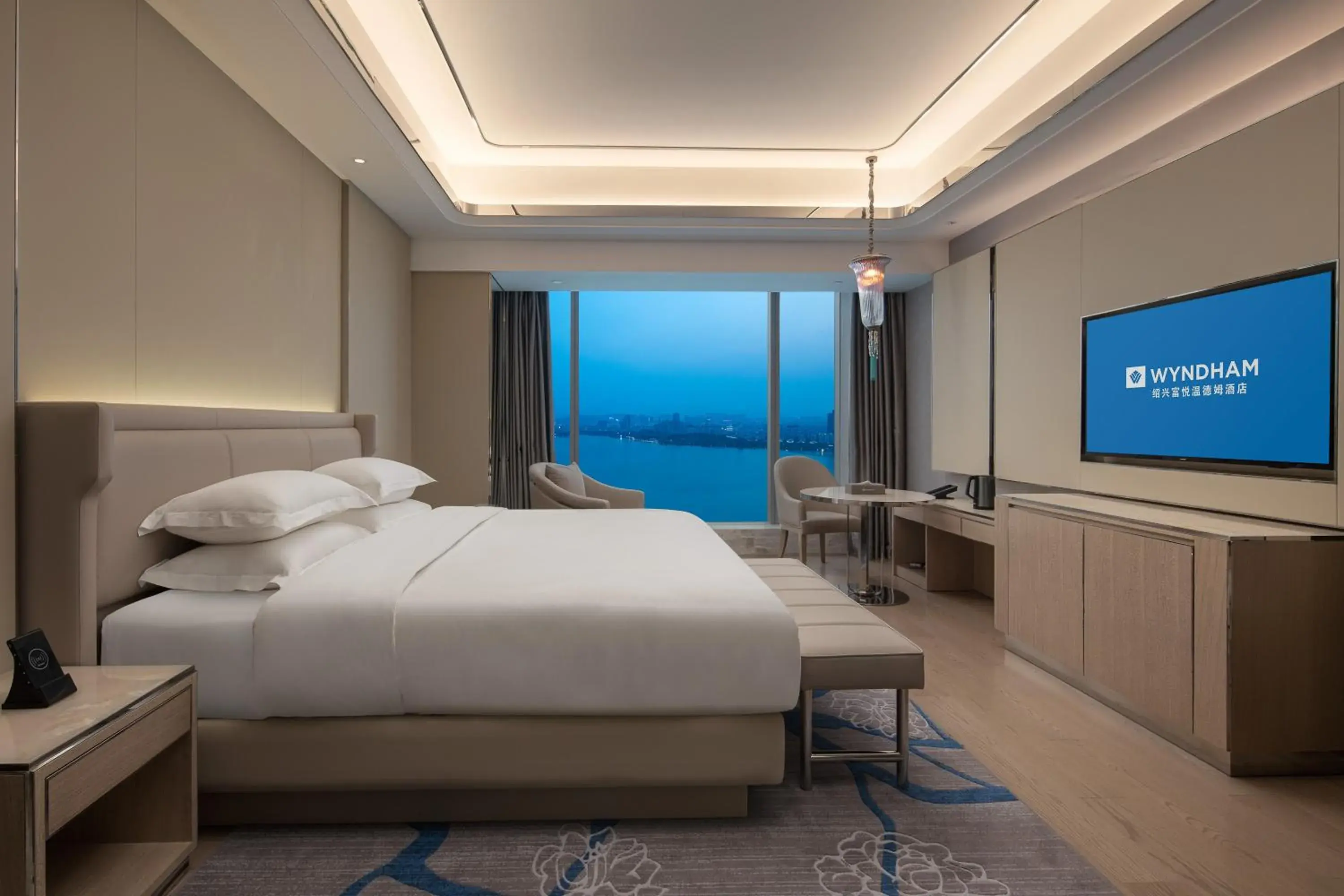 Executive King Room with Full Lake View in Wyndham Shaoxing Keqiao Executive King Room with Full Lake View in Wyndham Shaoxing Keqiao