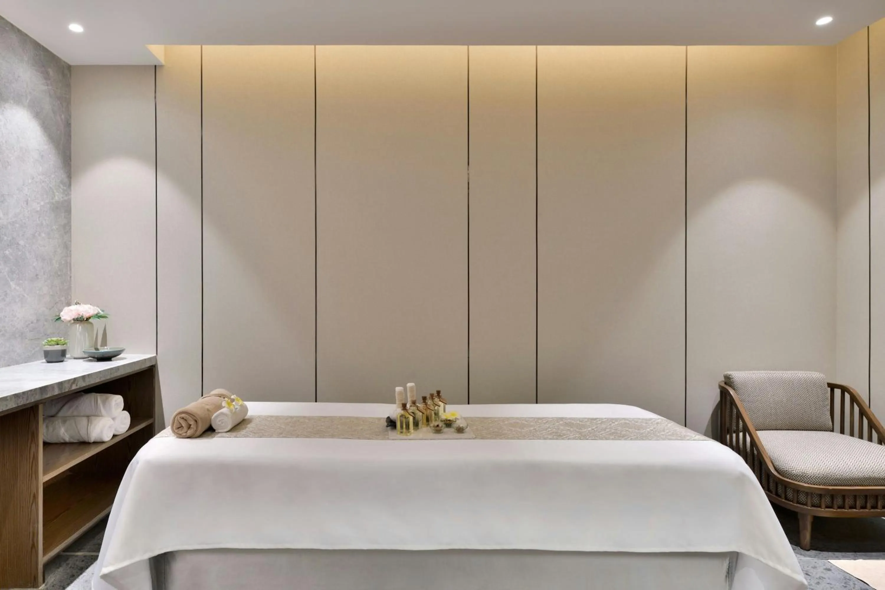 Spa and wellness centre/facilities, Bed in Le Méridien Navi Mumbai