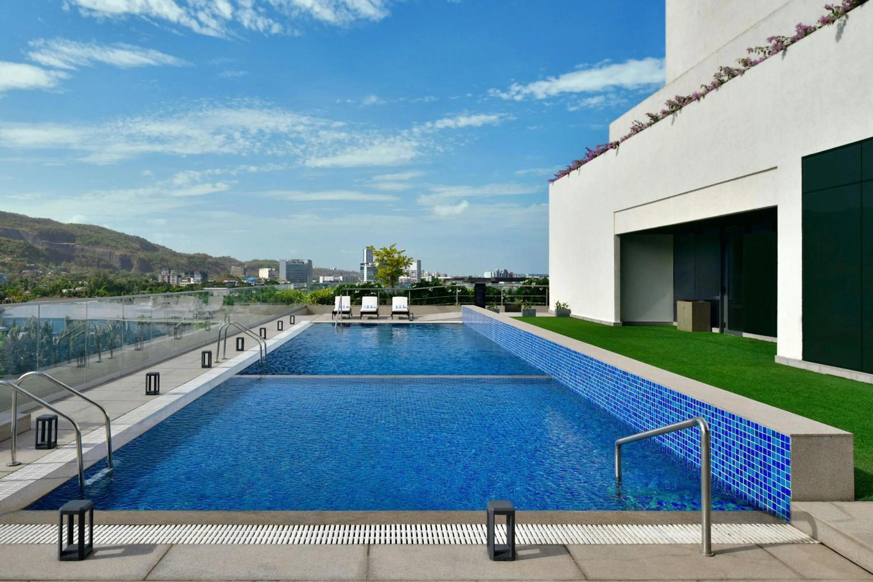 Swimming pool in Marriott Executive Apartments Navi Mumbai