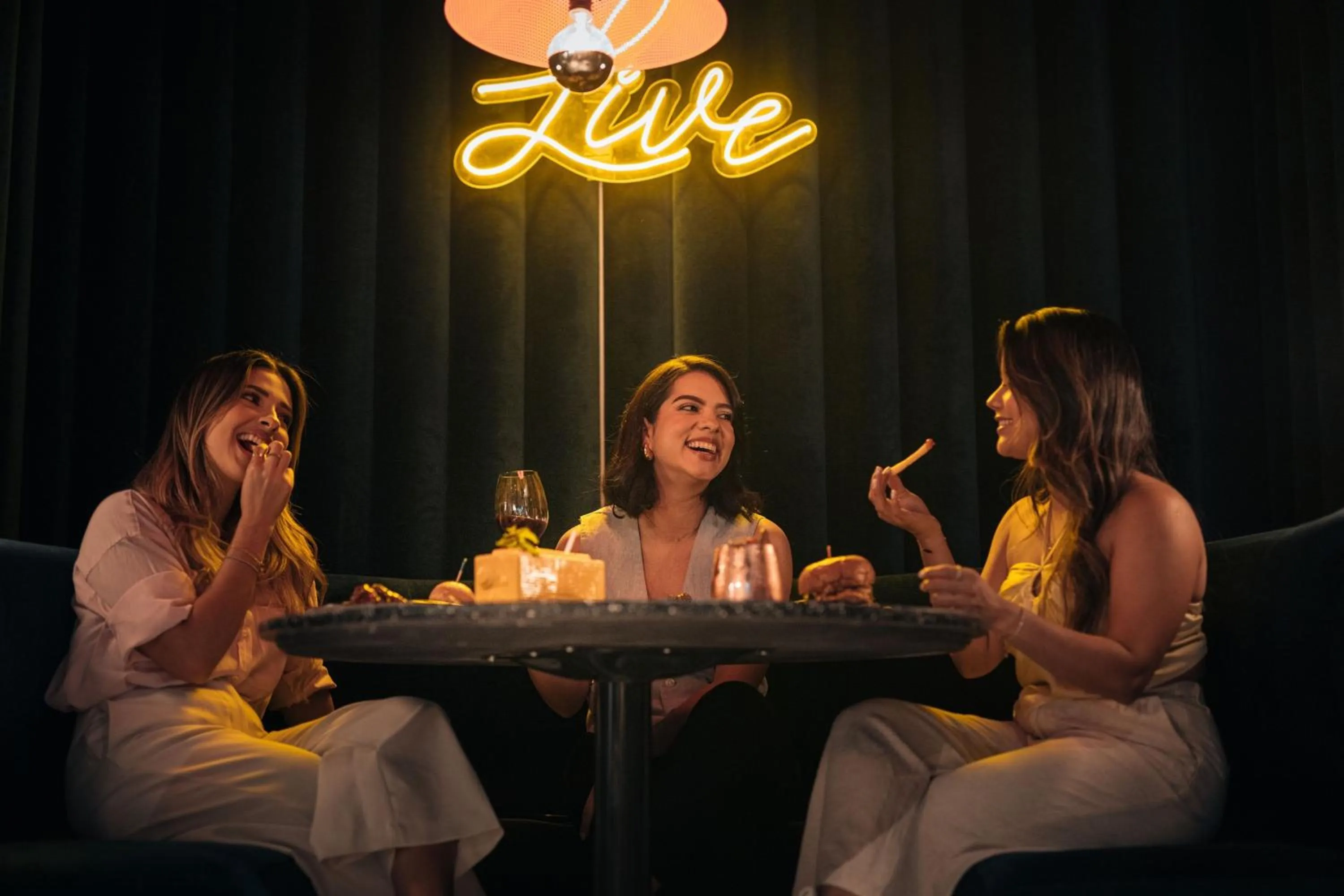 Lounge or bar in Aloft San Pedro Sula