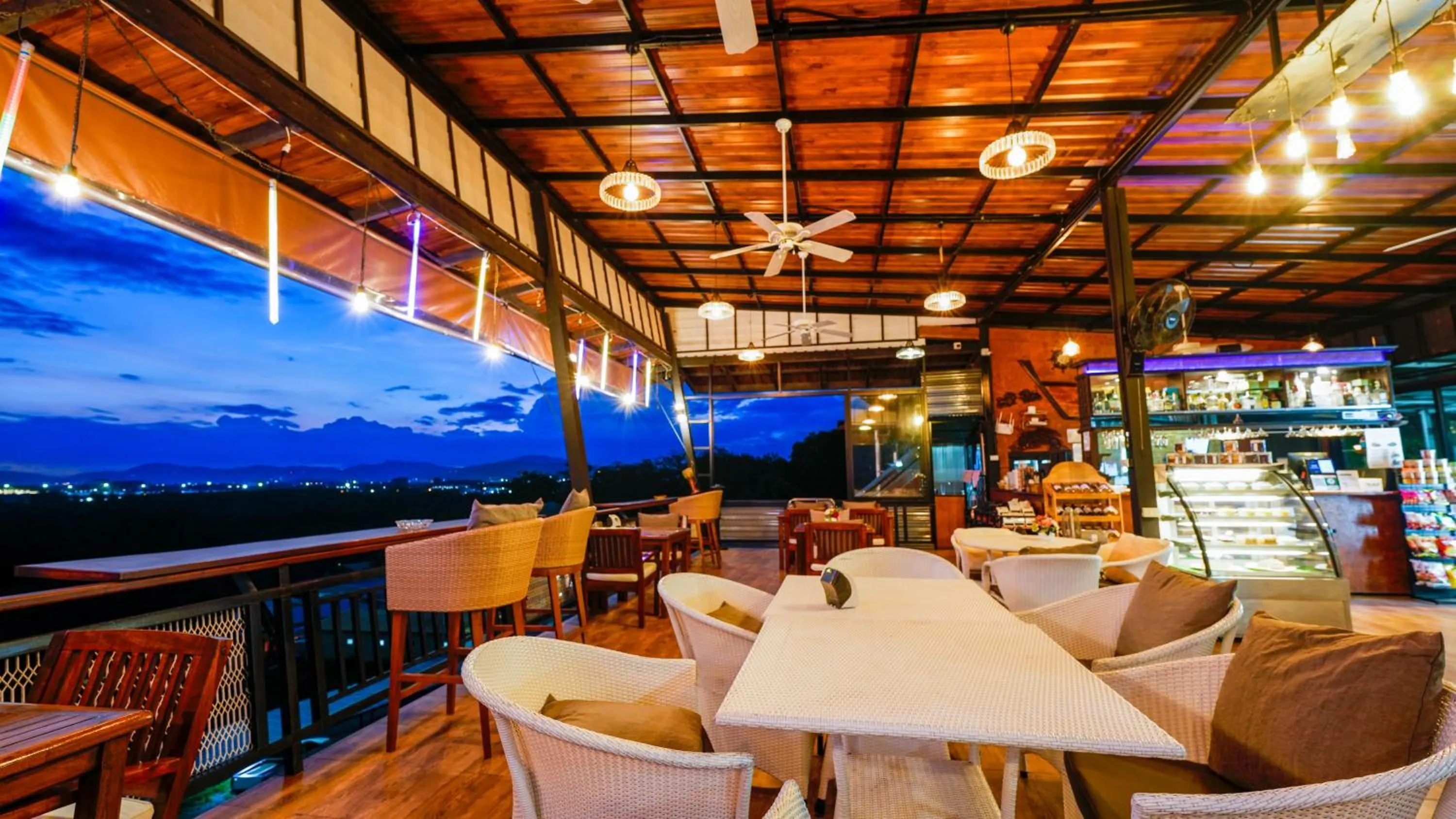 Restaurant/places to eat in So View Phuket Resort