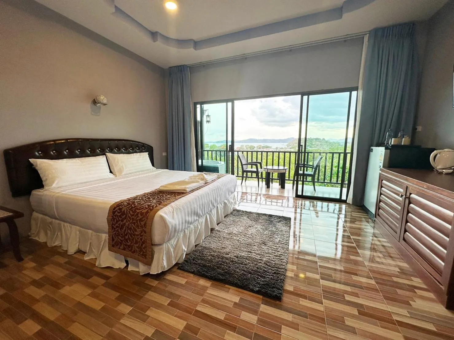Photo of the whole room, Bed in So View Phuket Resort