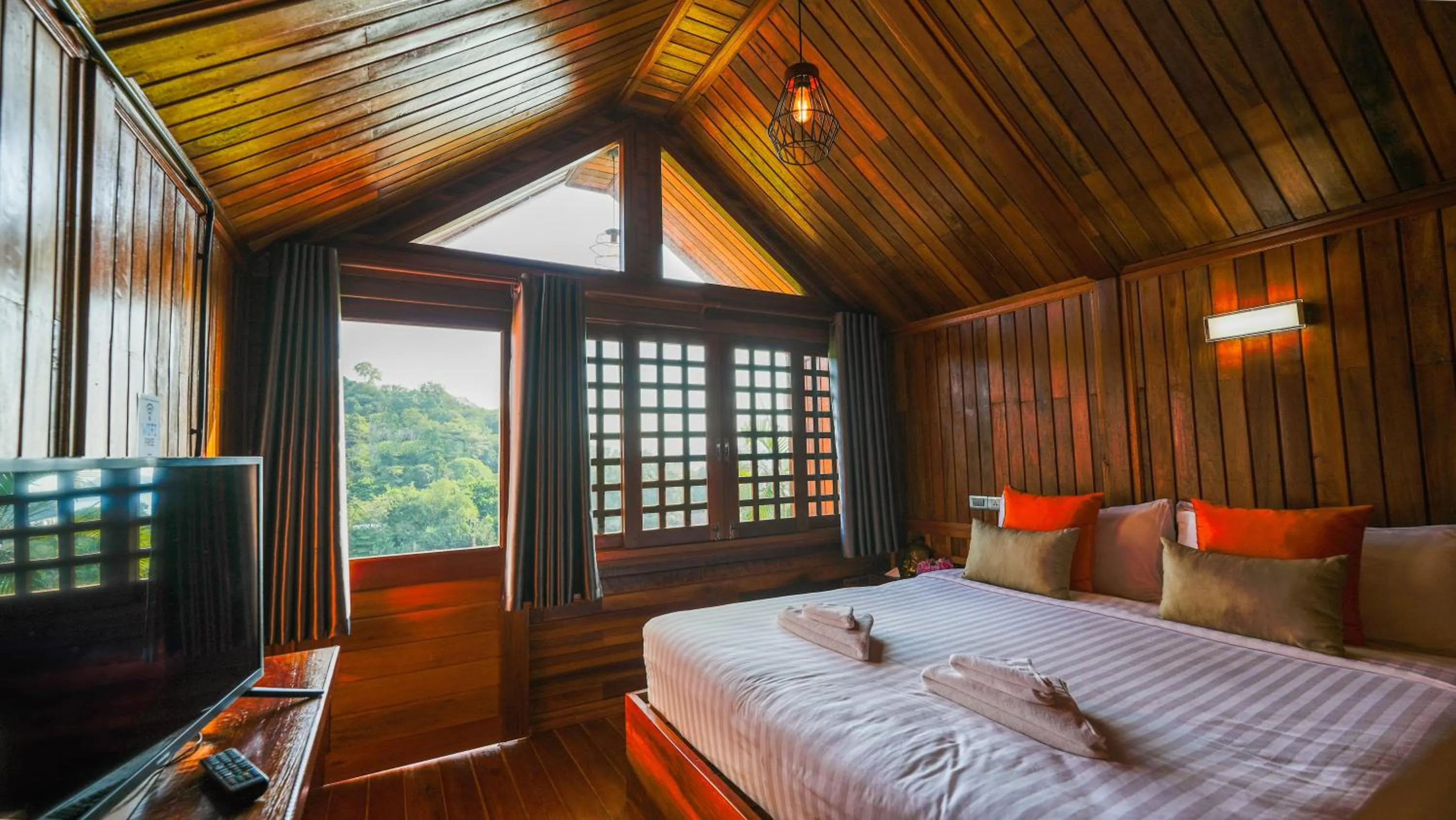 Photo of the whole room, Bed in So View Phuket Resort