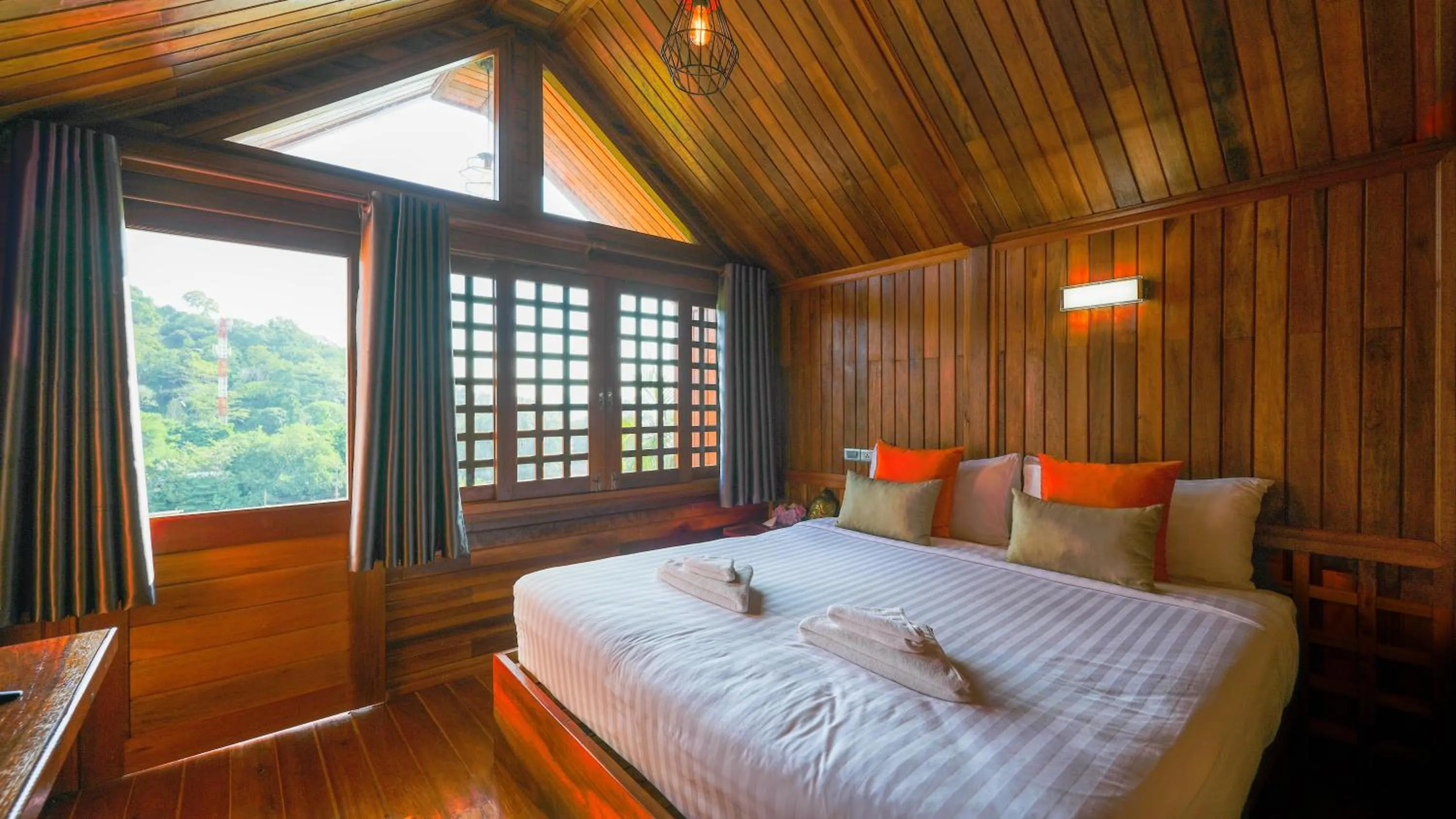 Photo of the whole room, Bed in So View Phuket Resort