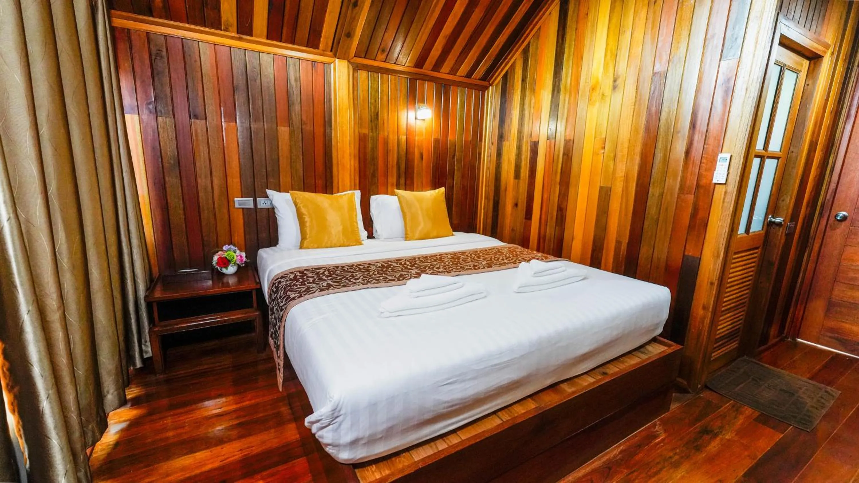 Photo of the whole room, Bed in So View Phuket Resort