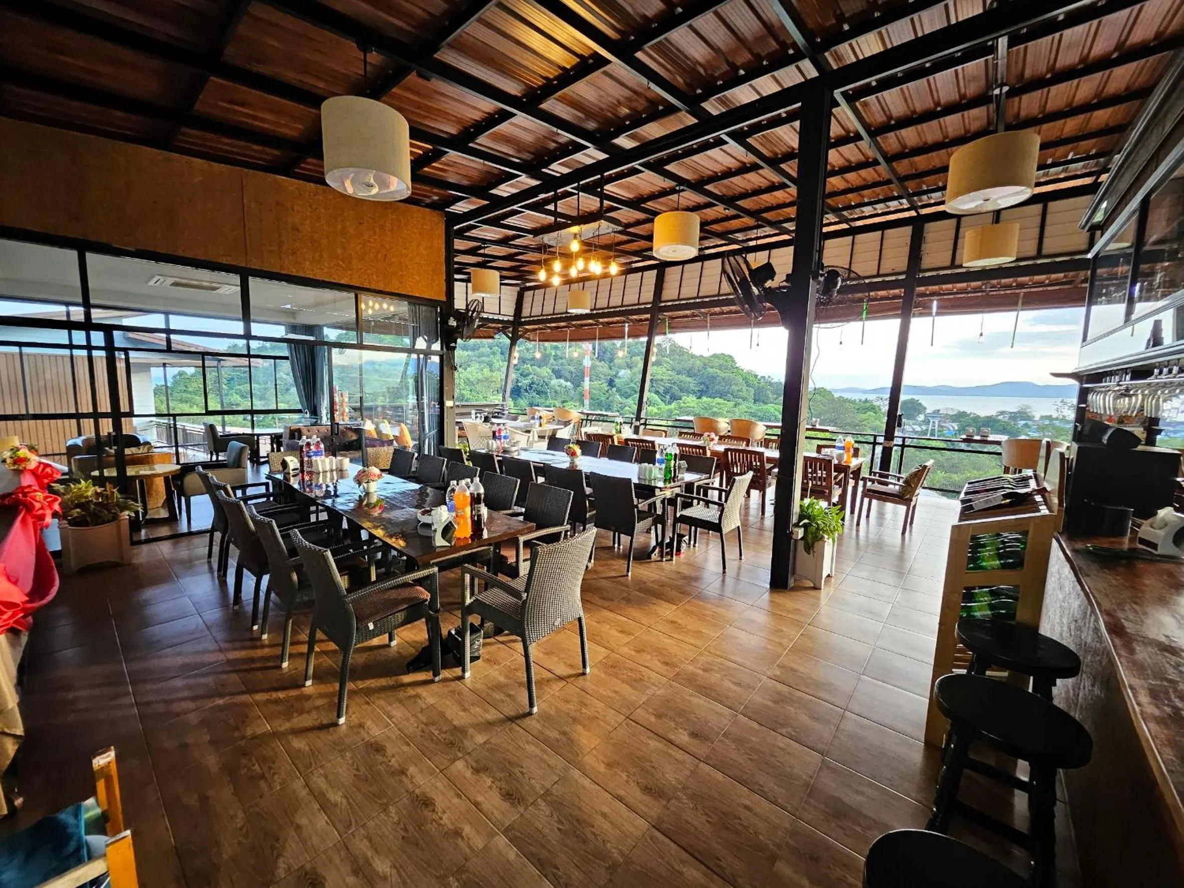 Restaurant/places to eat in So View Phuket Resort