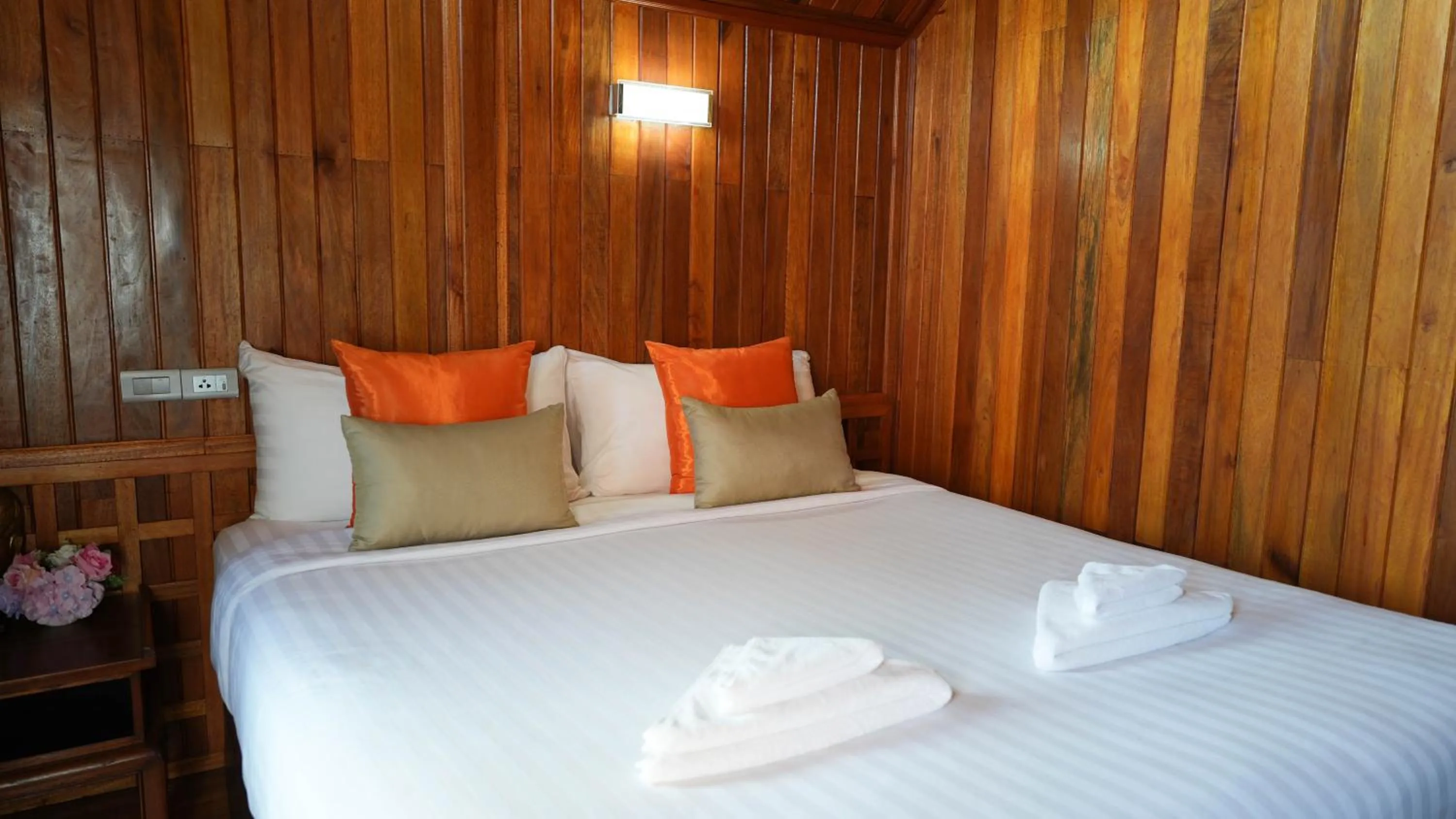 Photo of the whole room, Bed in So View Phuket Resort