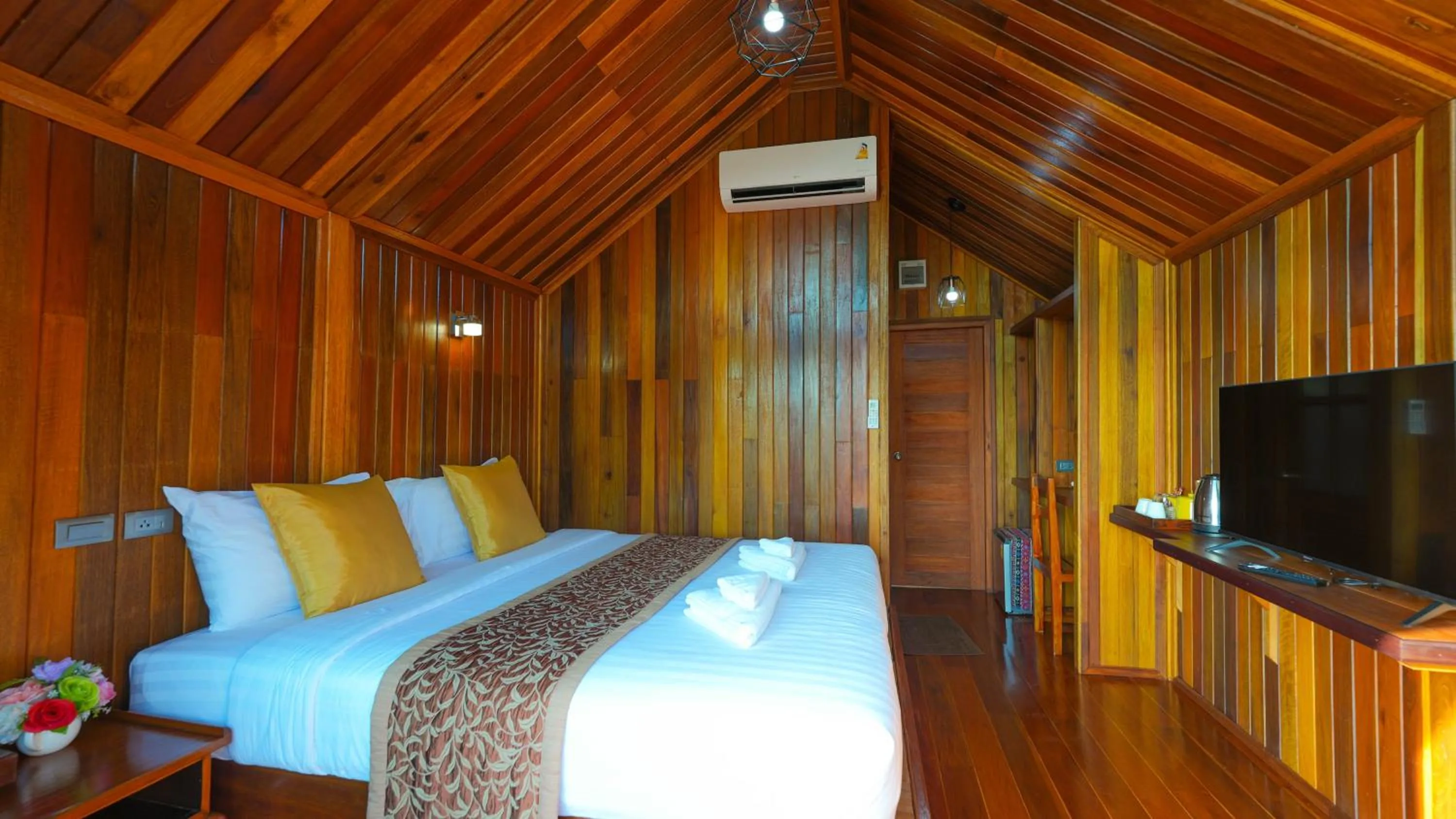 Photo of the whole room, Bed in So View Phuket Resort