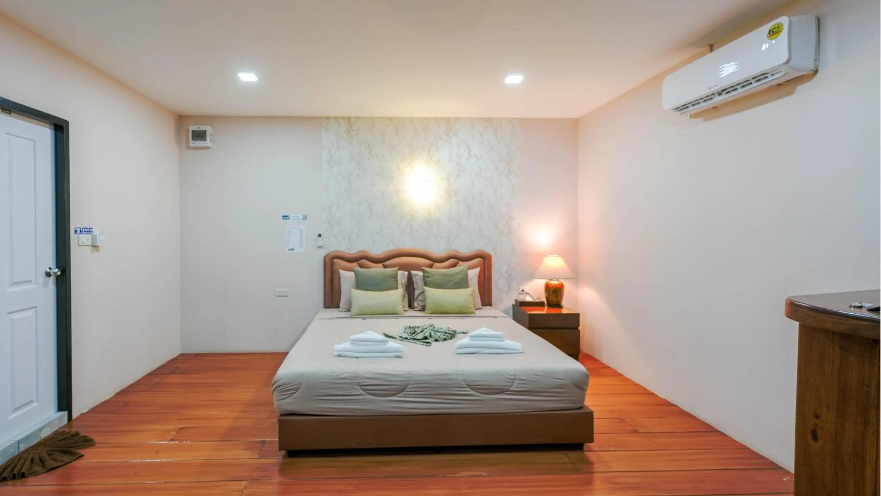 Photo of the whole room, Bed in So View Phuket Resort