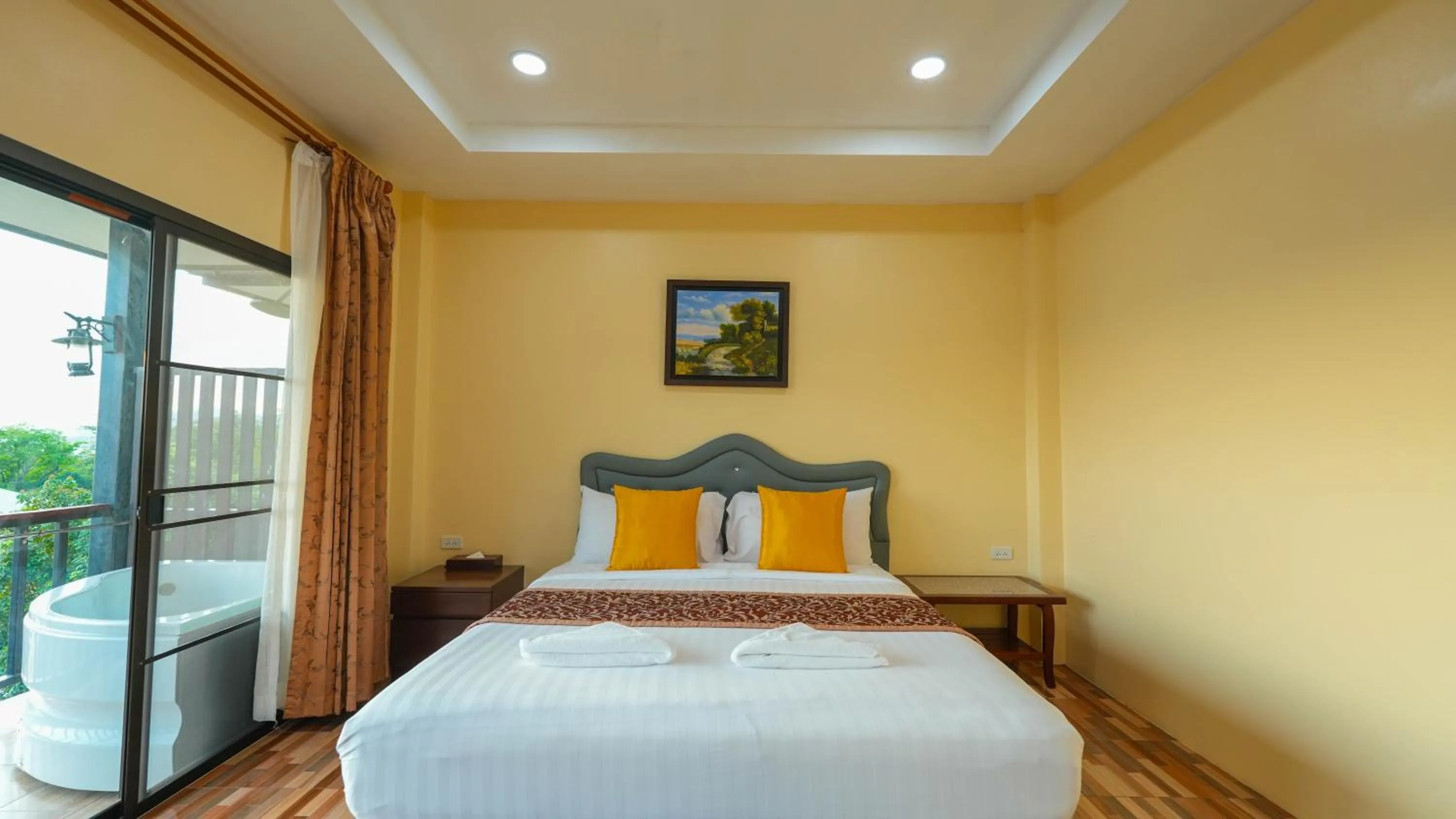 Photo of the whole room, Bed in So View Phuket Resort