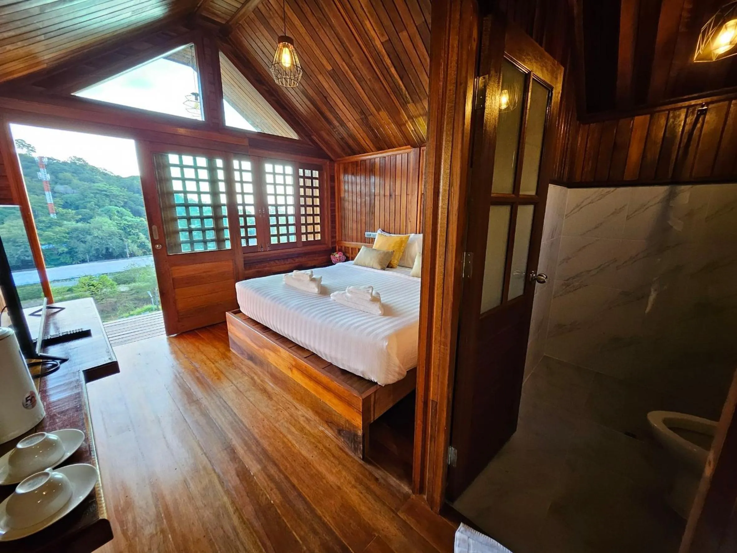 Photo of the whole room, Bed in So View Phuket Resort