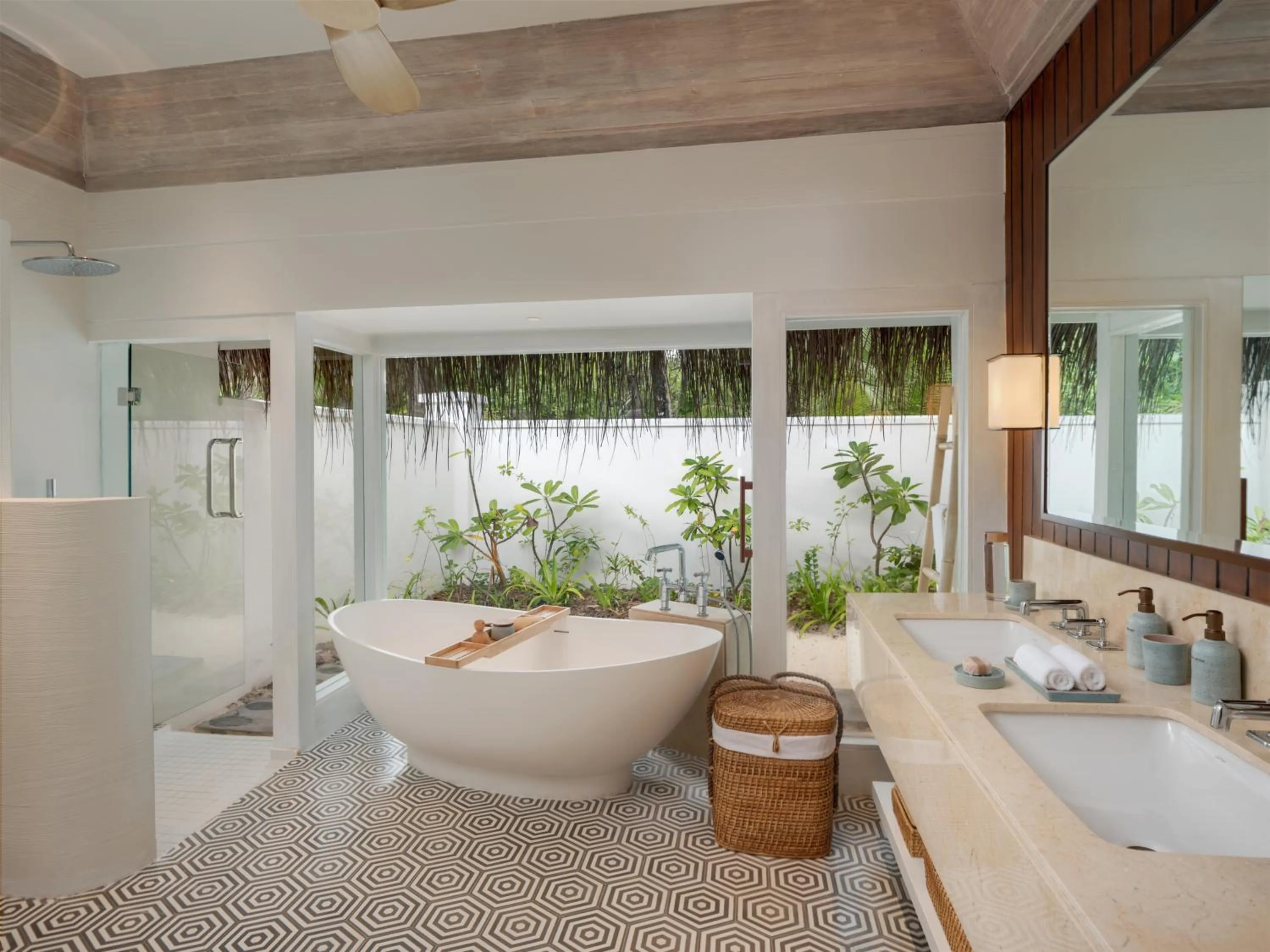 Shower in Six Senses Kanuhura