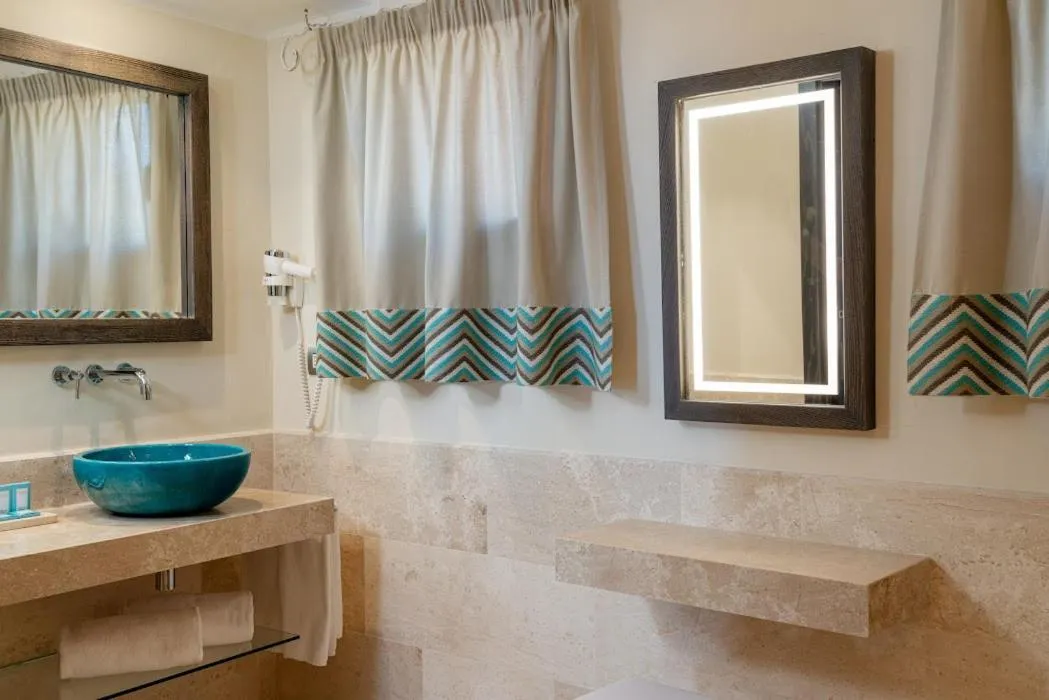 Bathroom in Hotel Cala Lunga
