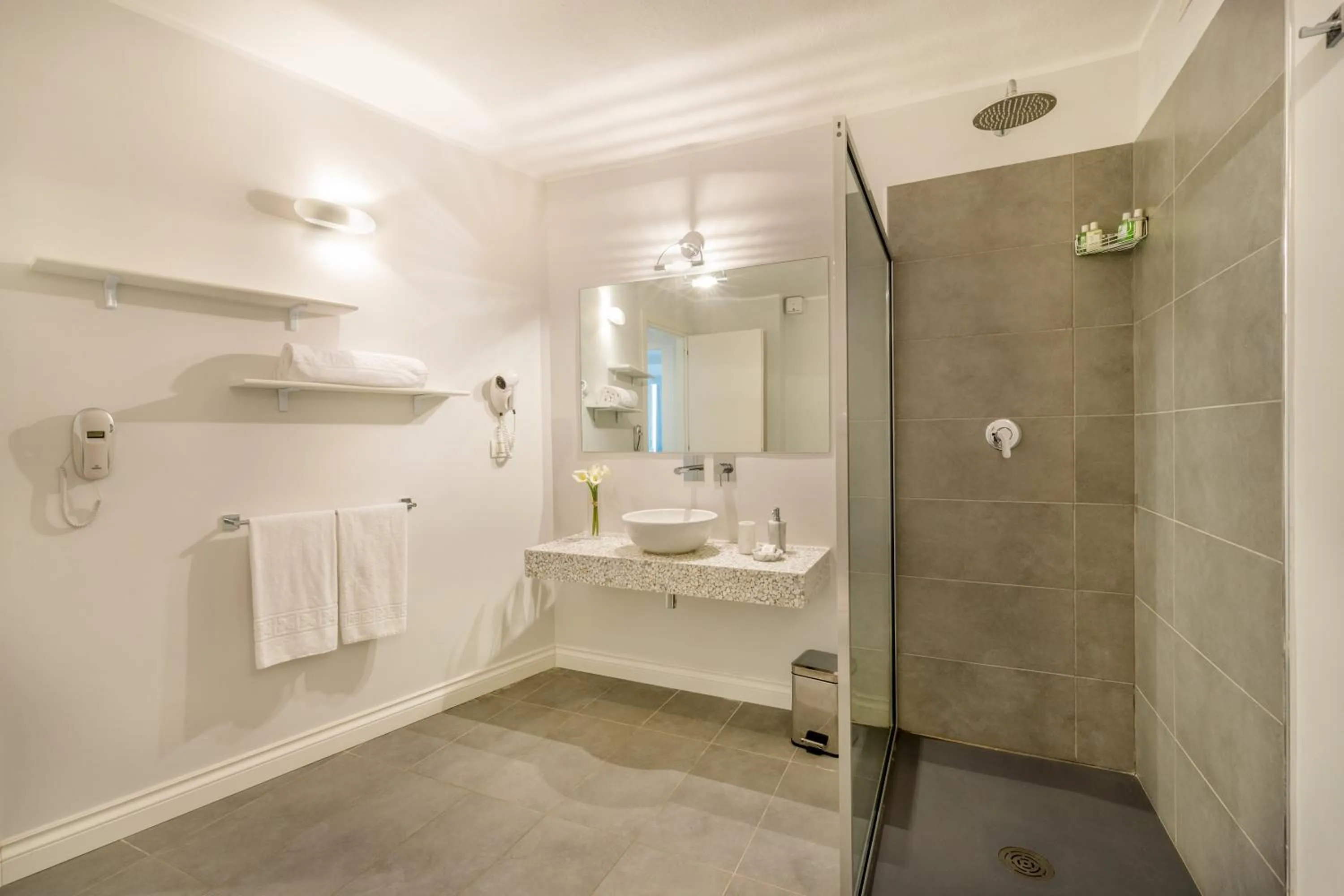 Shower in Hotel Cala Lunga