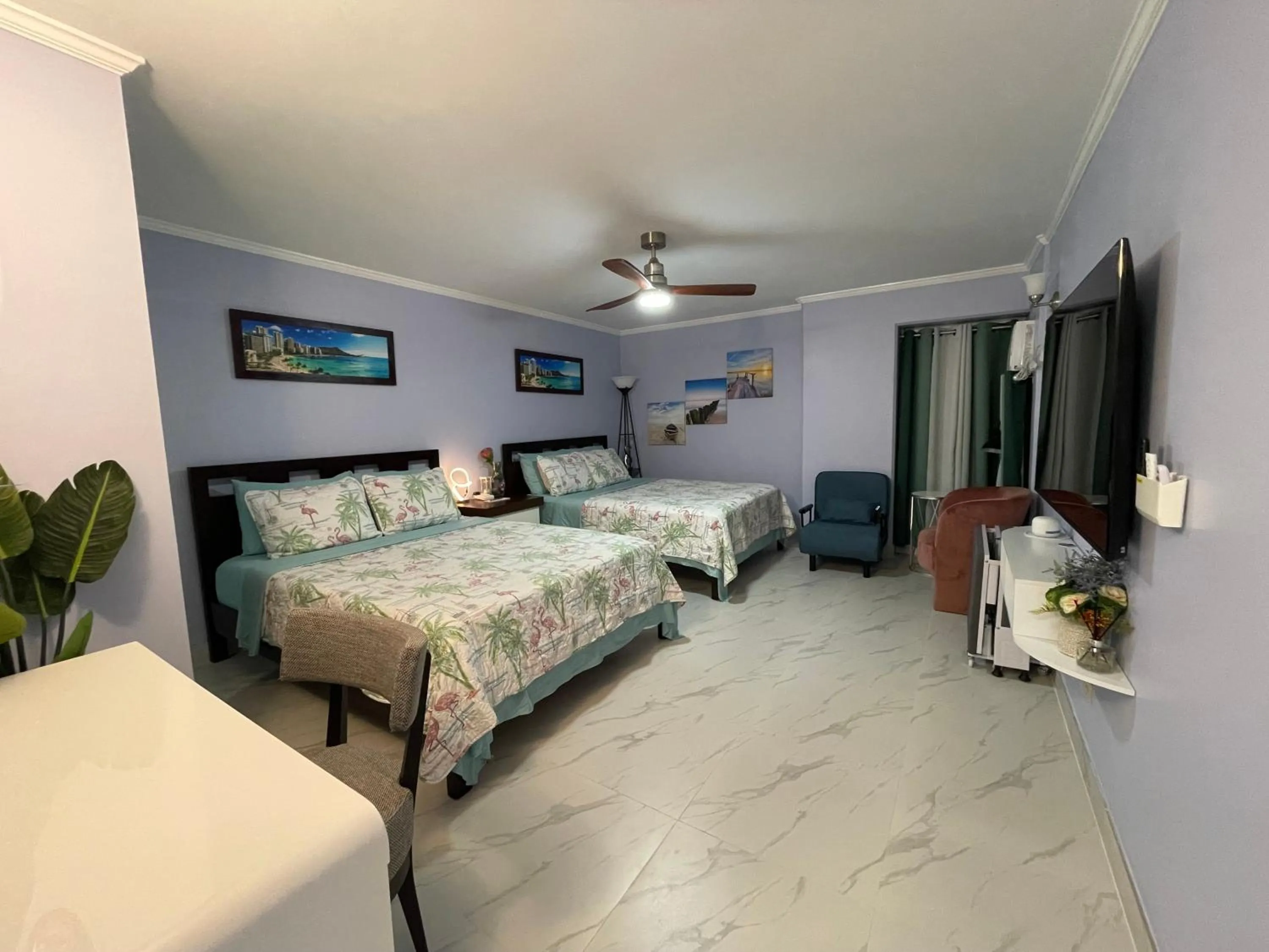 Bed in Amazing waikiki Beach condo 2Bed2Bath+free Parking