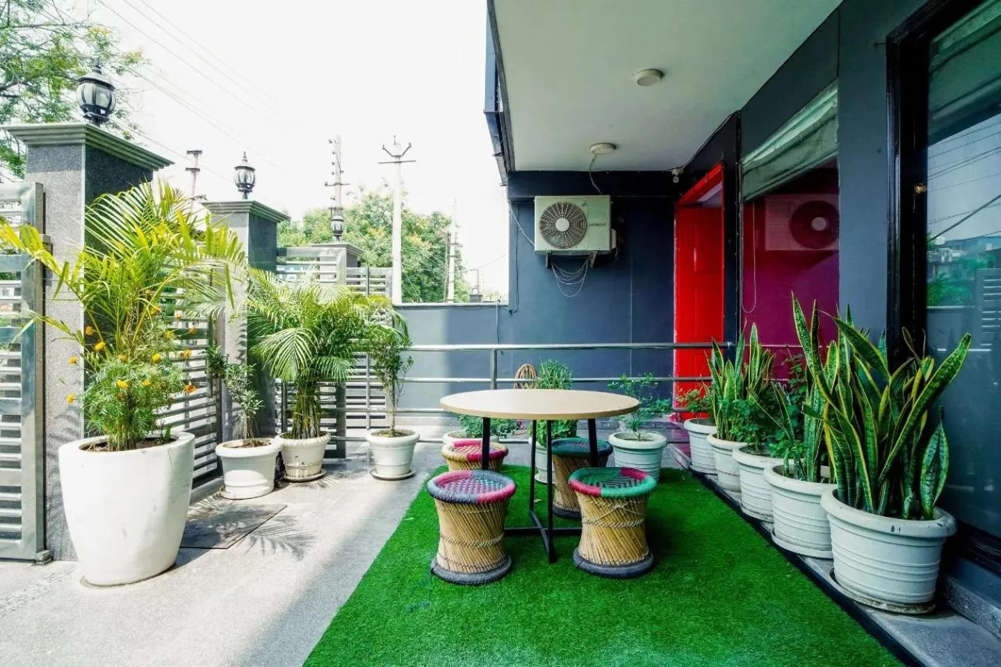 Seating area in Saltstayz Express -Medicity Near Medanta Hospital