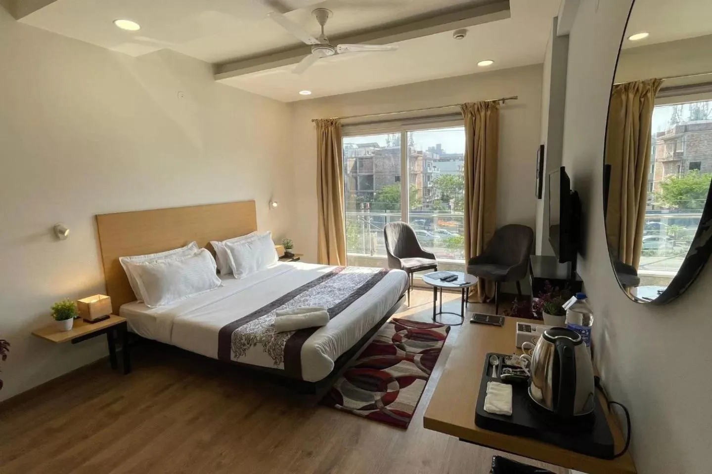 TV and multimedia in Saltstayz Express -Medicity Near Medanta Hospital