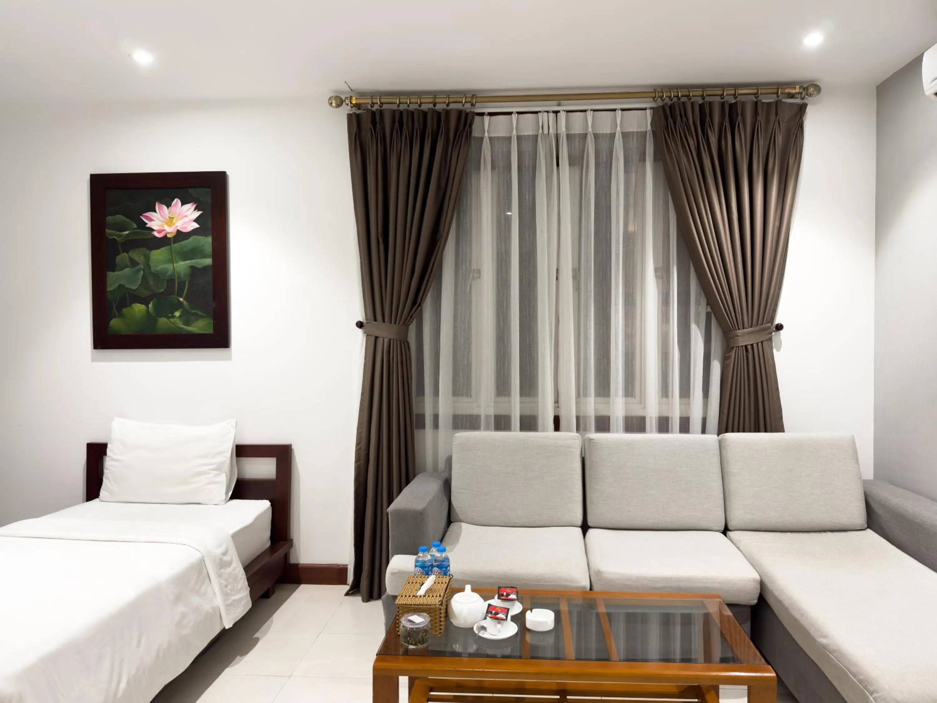 Living room, Bed in Hoang Yen Hotel Near SECC - Phu My Hung
