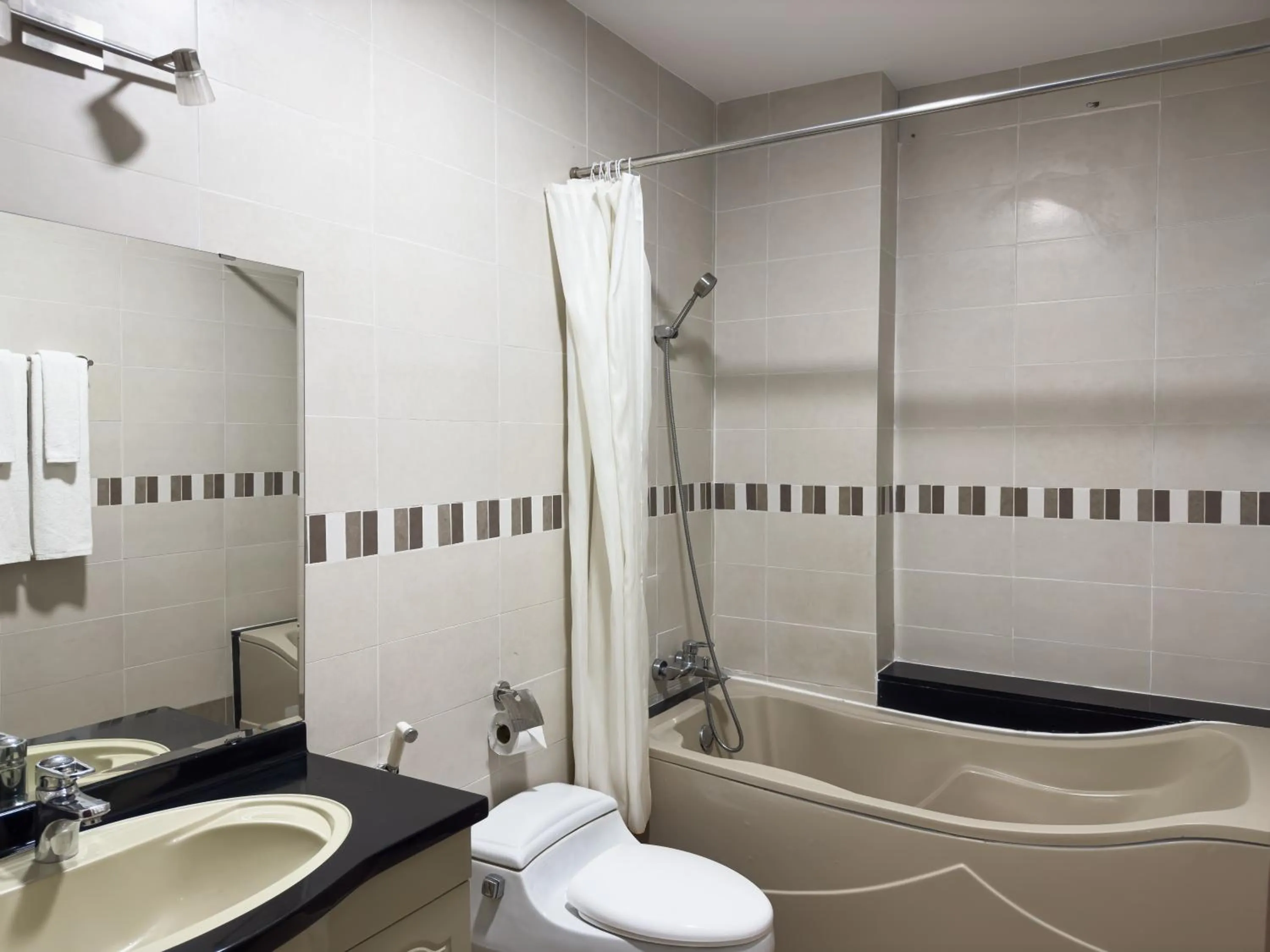 Bathroom in Hoang Yen Hotel Near SECC - Phu My Hung