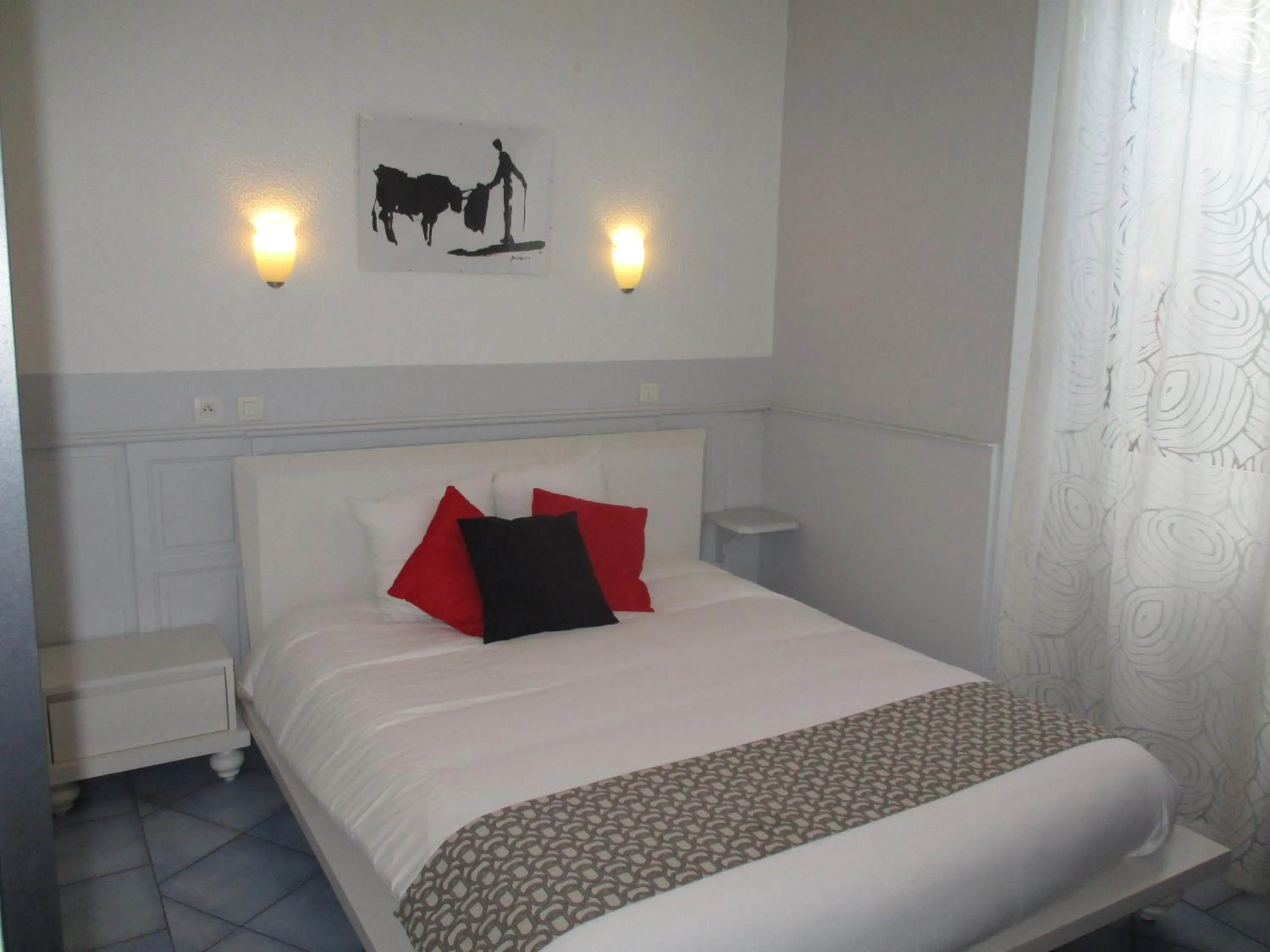 Bedroom, Bed in hôtel la tour des fées