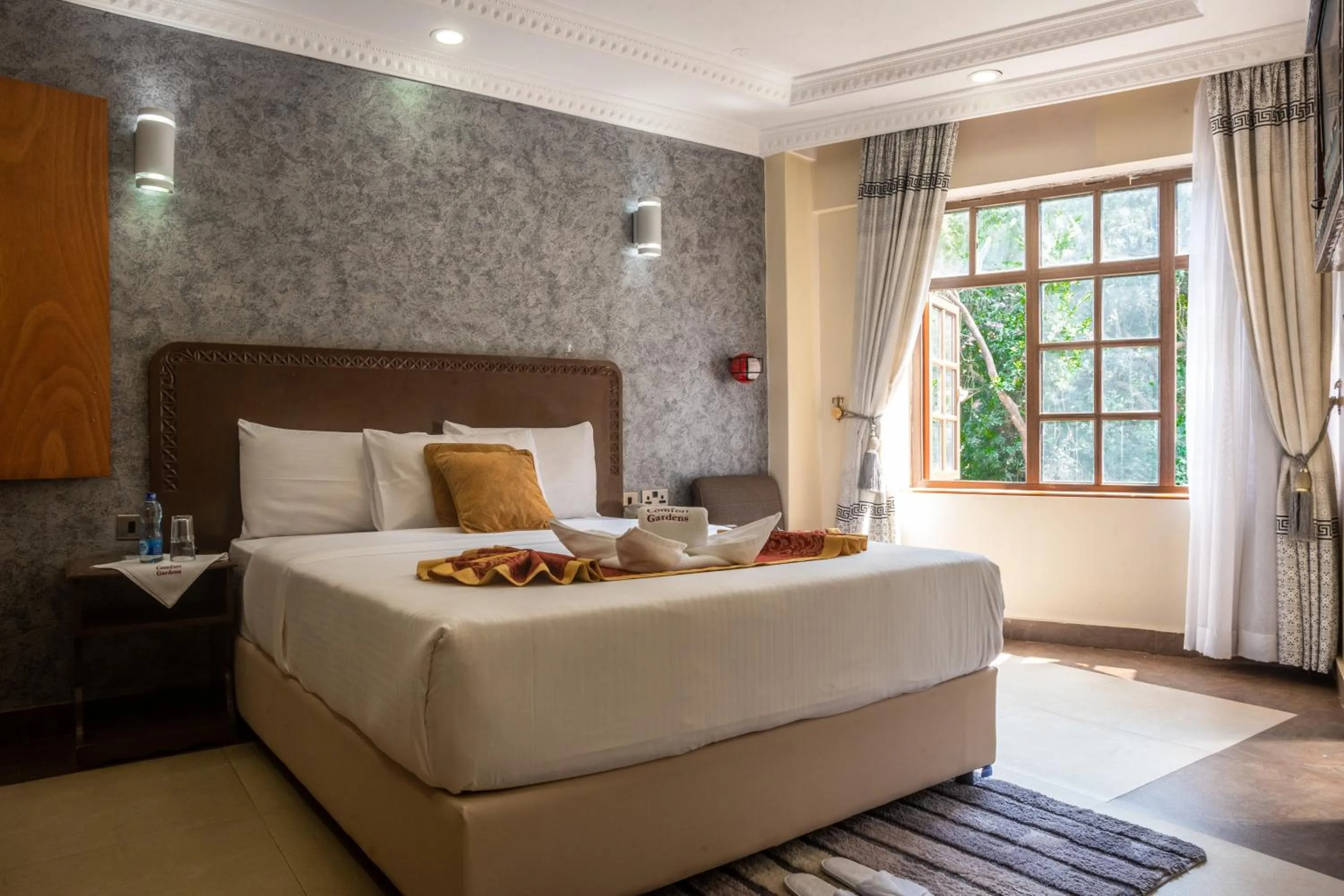 Photo of the whole room, Bed in Comfort Gardens