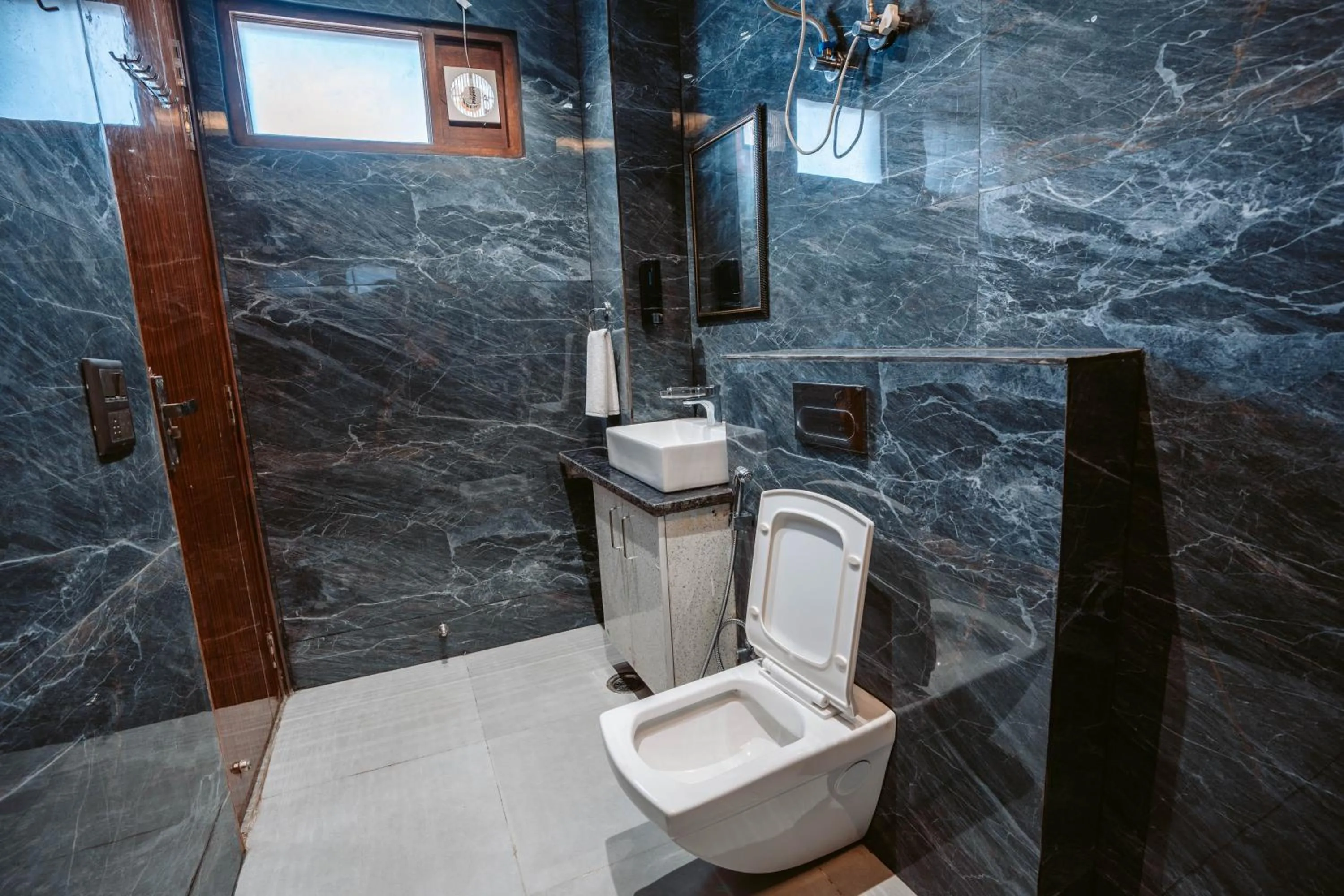 Bathroom in FlxHo Duo - Serviced Apartment & Rooms - Golf Course Road