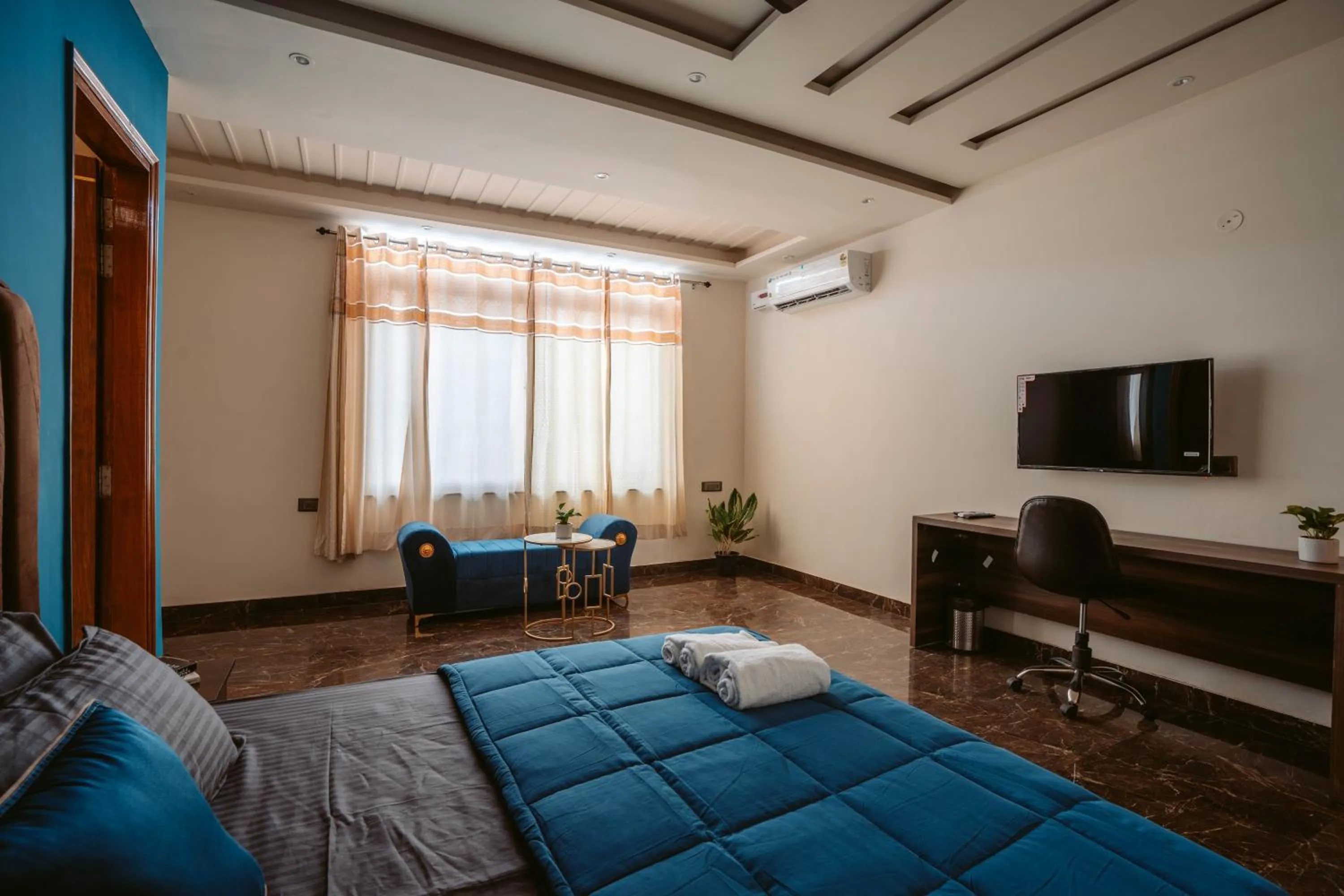 TV and multimedia in FlxHo Duo - Serviced Apartment & Rooms - Golf Course Road