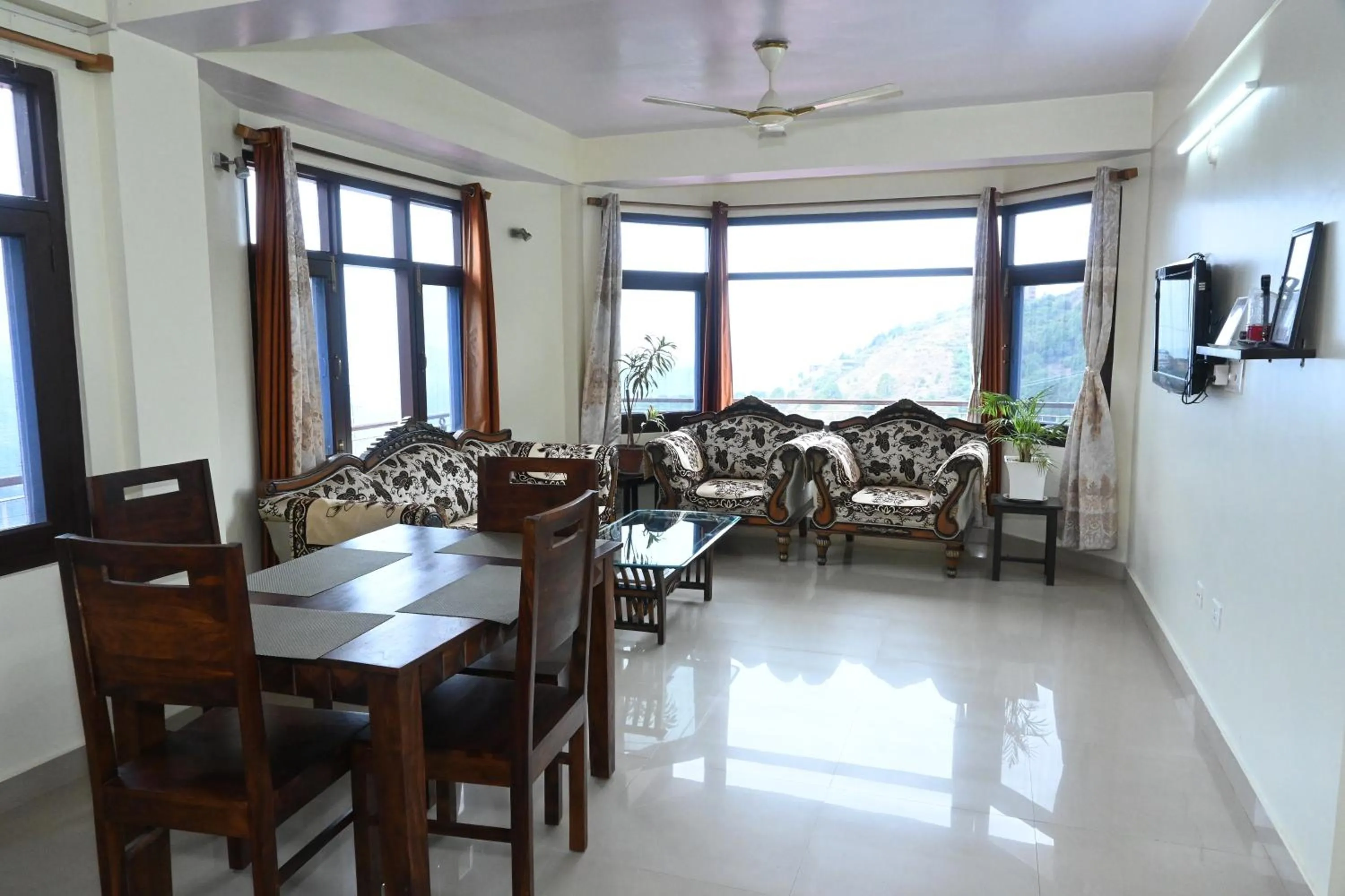 Communal lounge/ TV room in Om Niwas Homestay