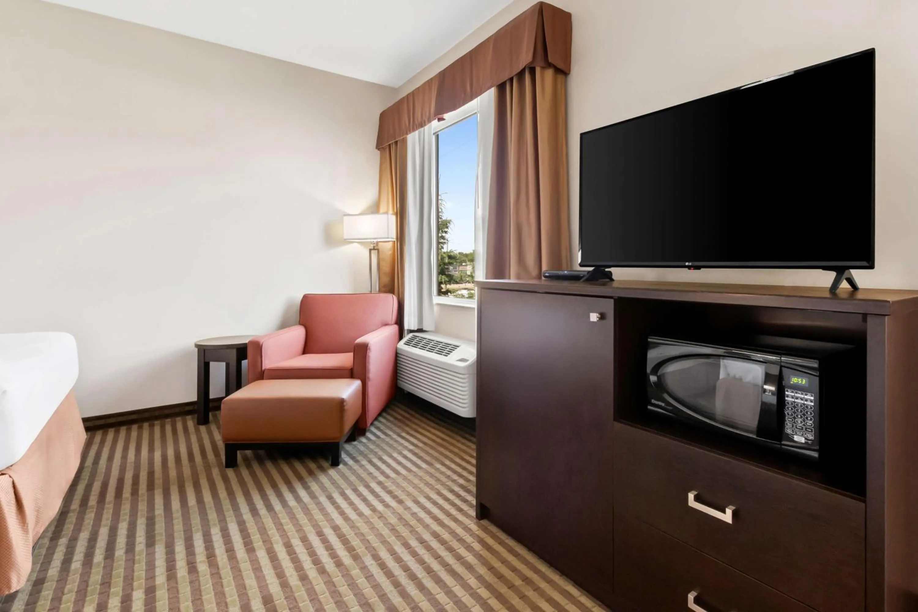 Bedroom in Best Western Plus Fergus Hotel