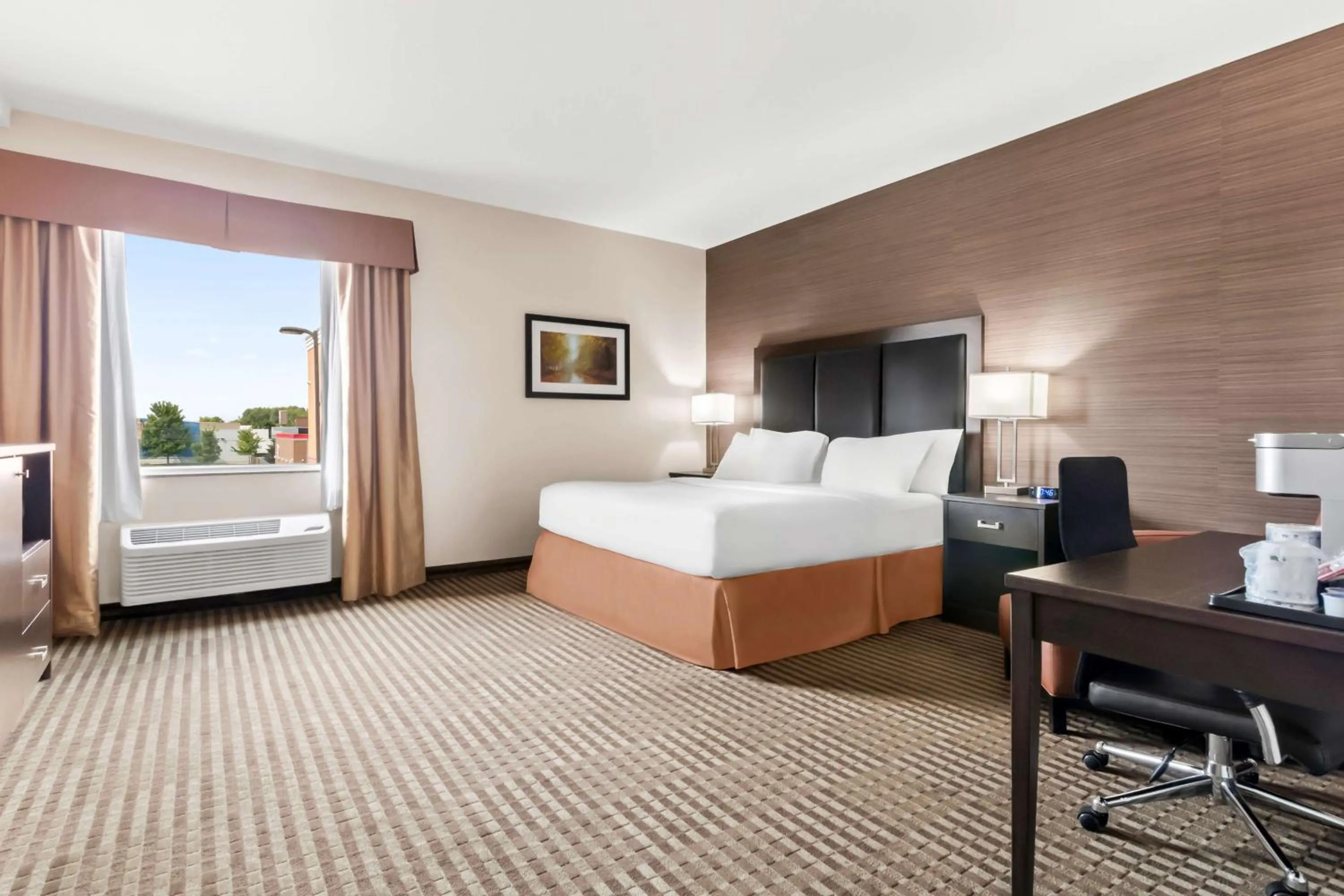 Bedroom, Bed in Best Western Plus Fergus Hotel