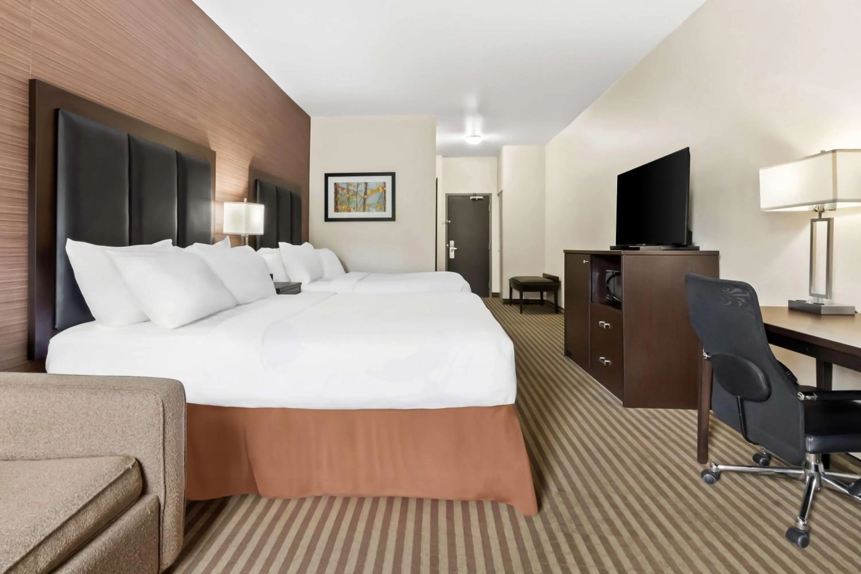 Photo of the whole room, Bed in Best Western Plus Fergus Hotel