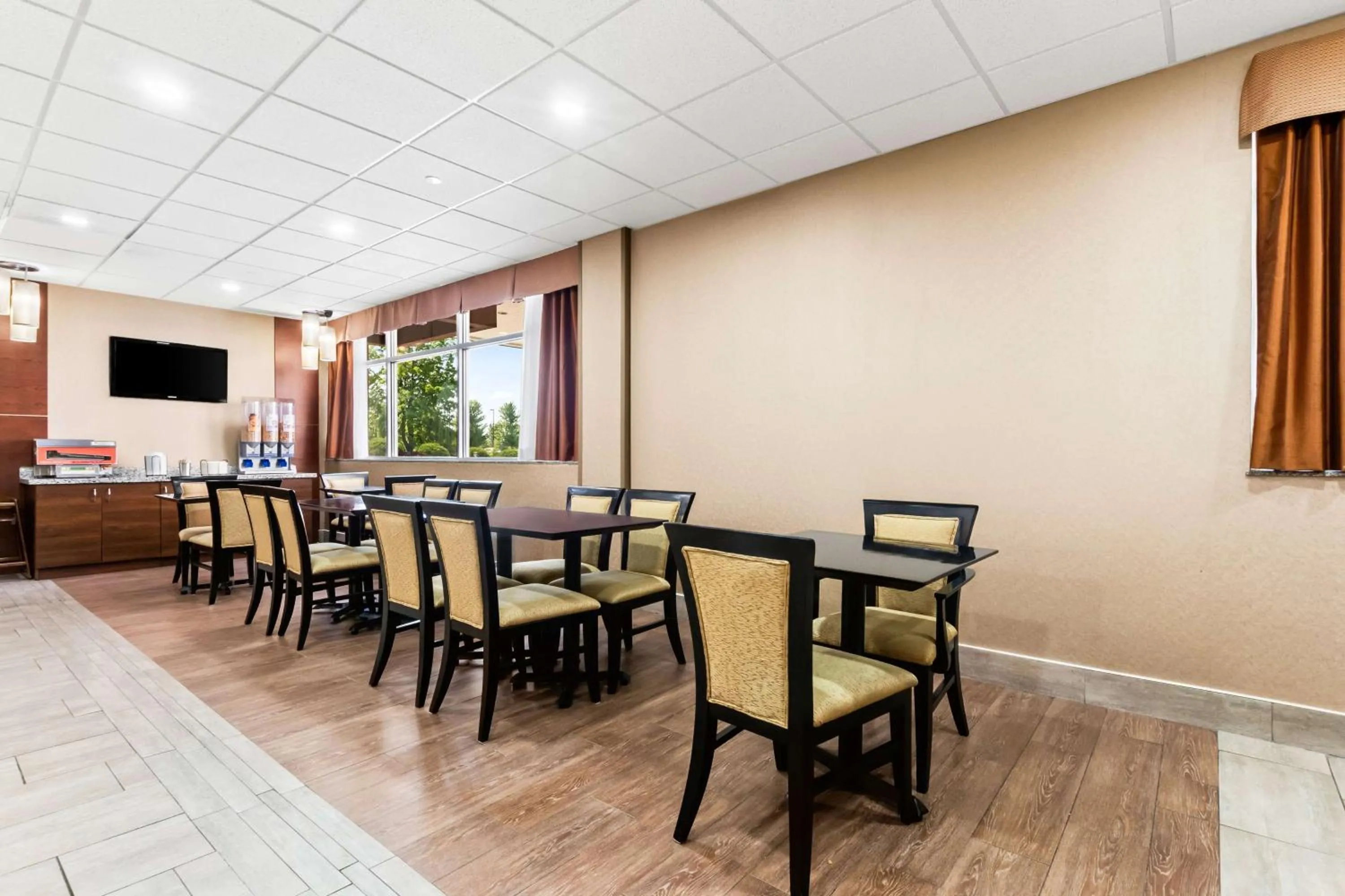 Breakfast in Best Western Plus Fergus Hotel