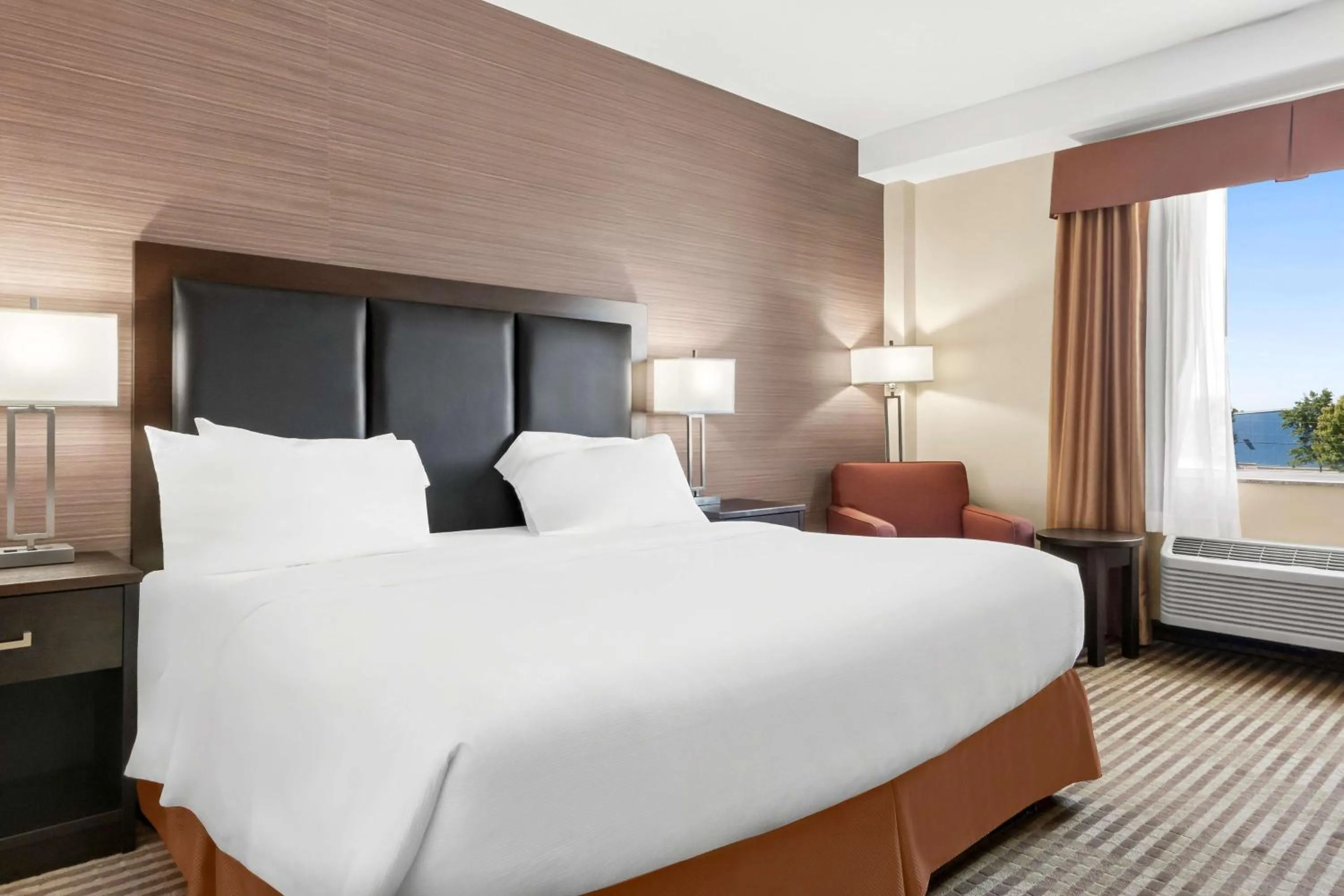 Bedroom, Bed in Best Western Plus Fergus Hotel