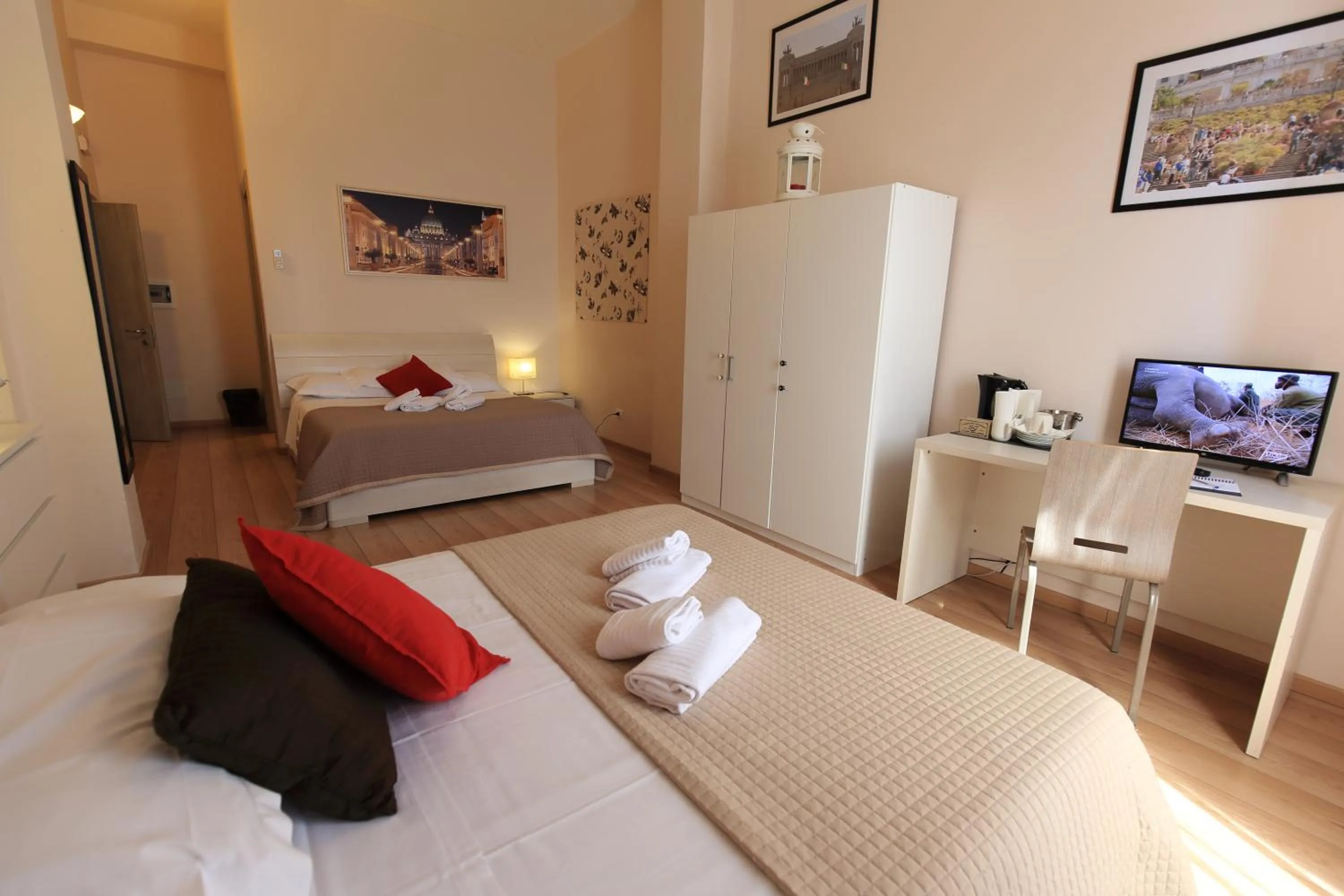 Communal lounge/ TV room, Bed in Aria Rome Rooms