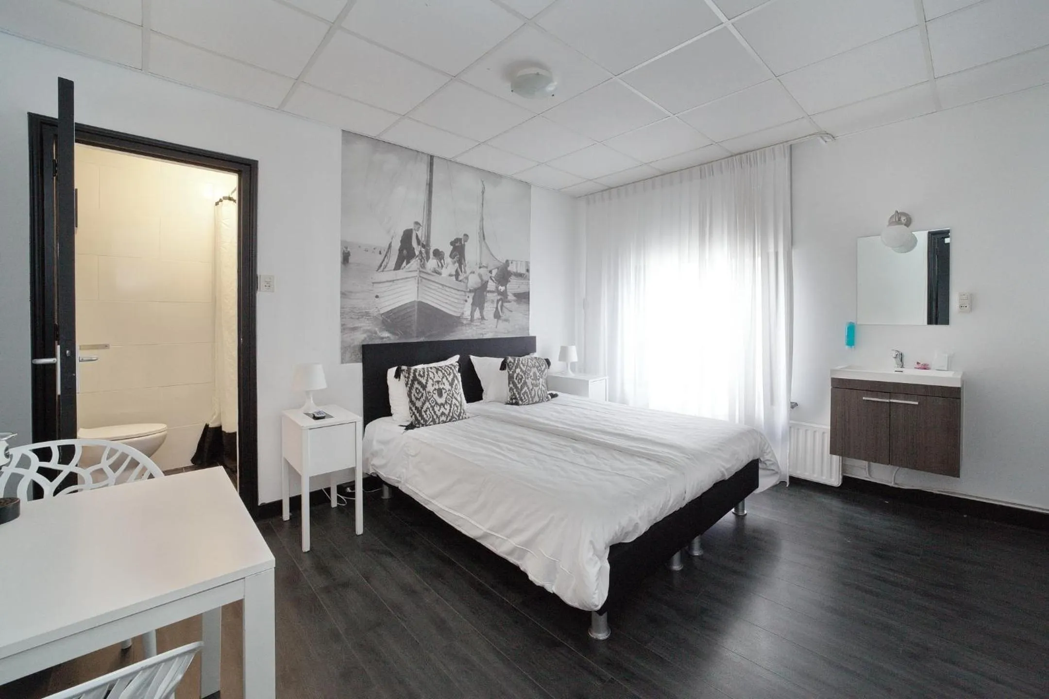 Photo of the whole room, Bed in Hotel Zeespiegel