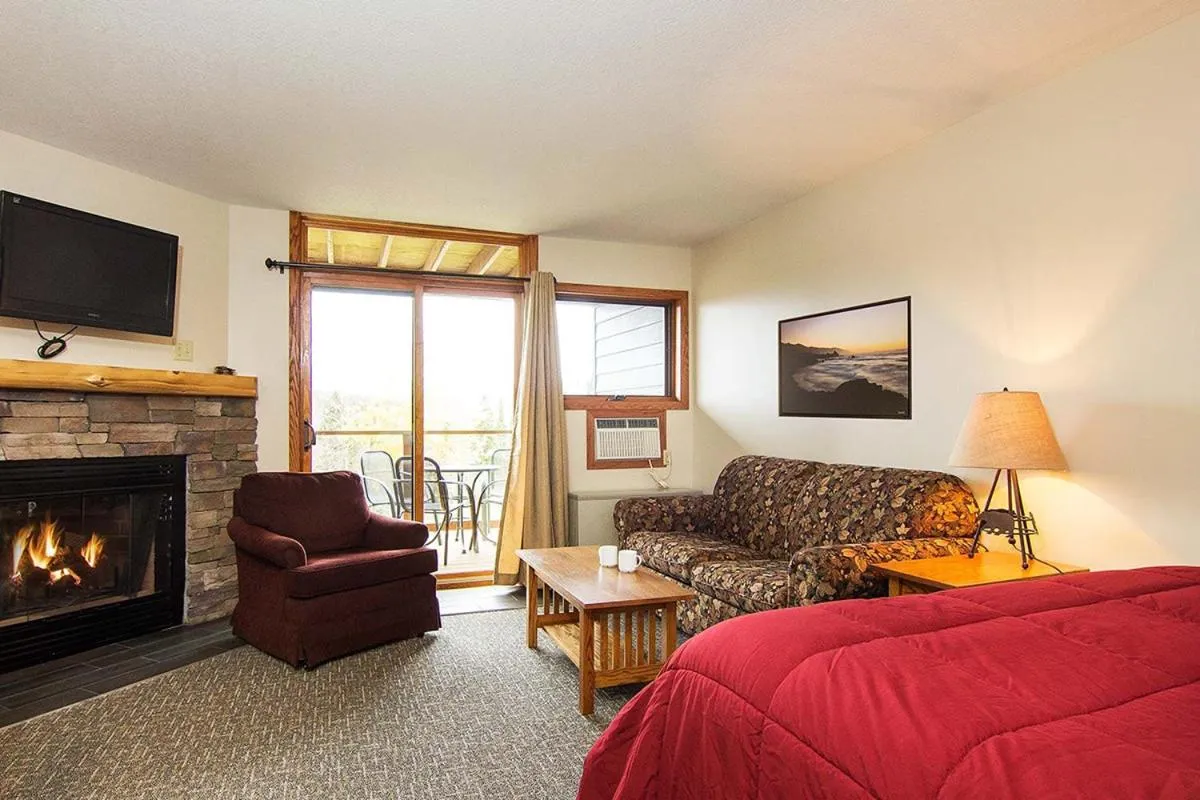 Living room in Caribou Highlands Lodge