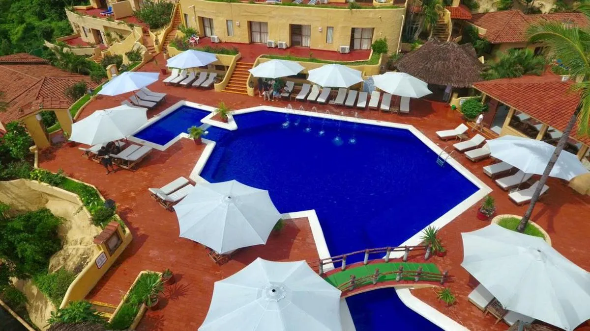 Day, Pool View in hotel plaza tucanes