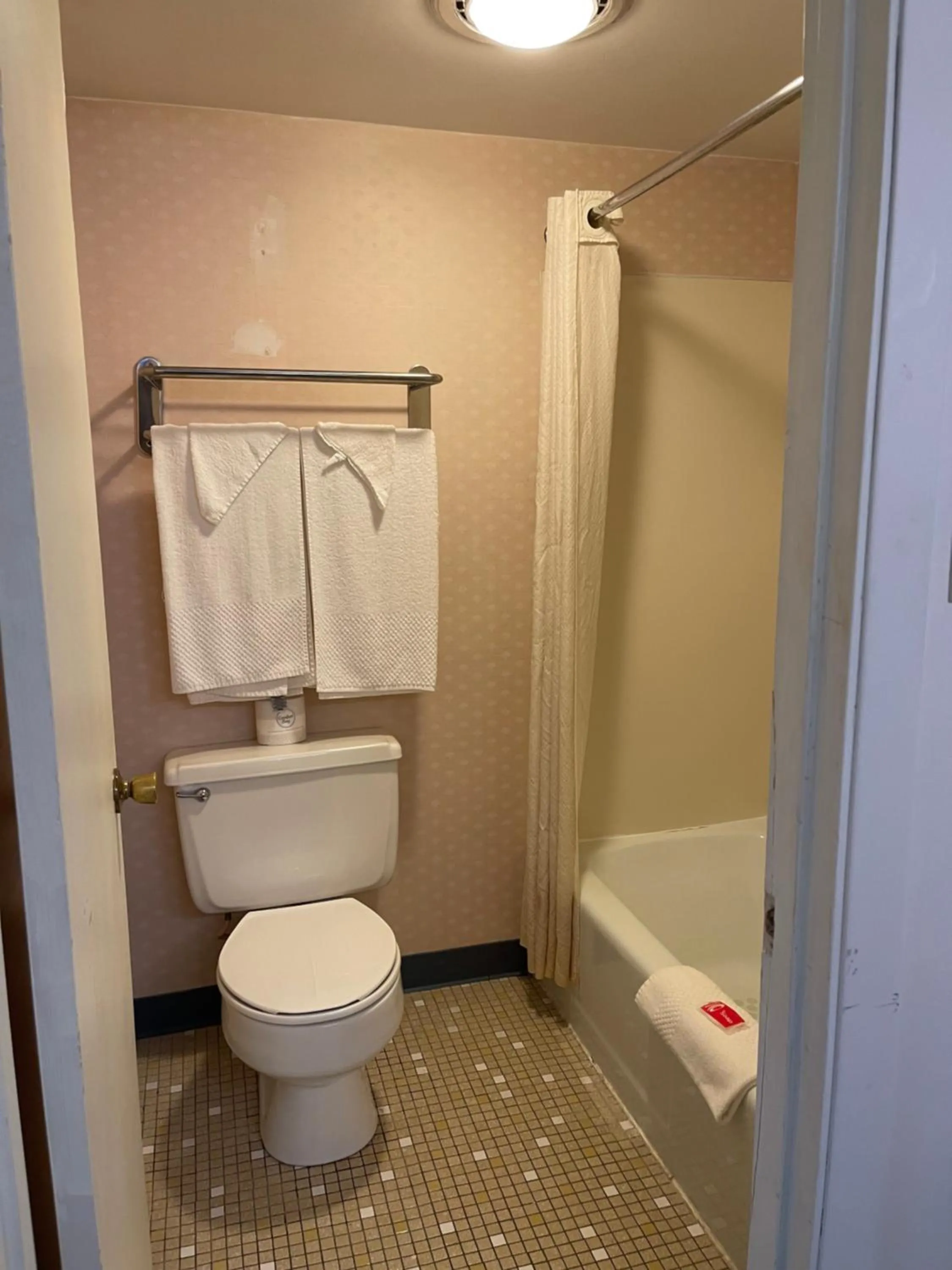 Bathroom in Horseshoe Curve Lodge