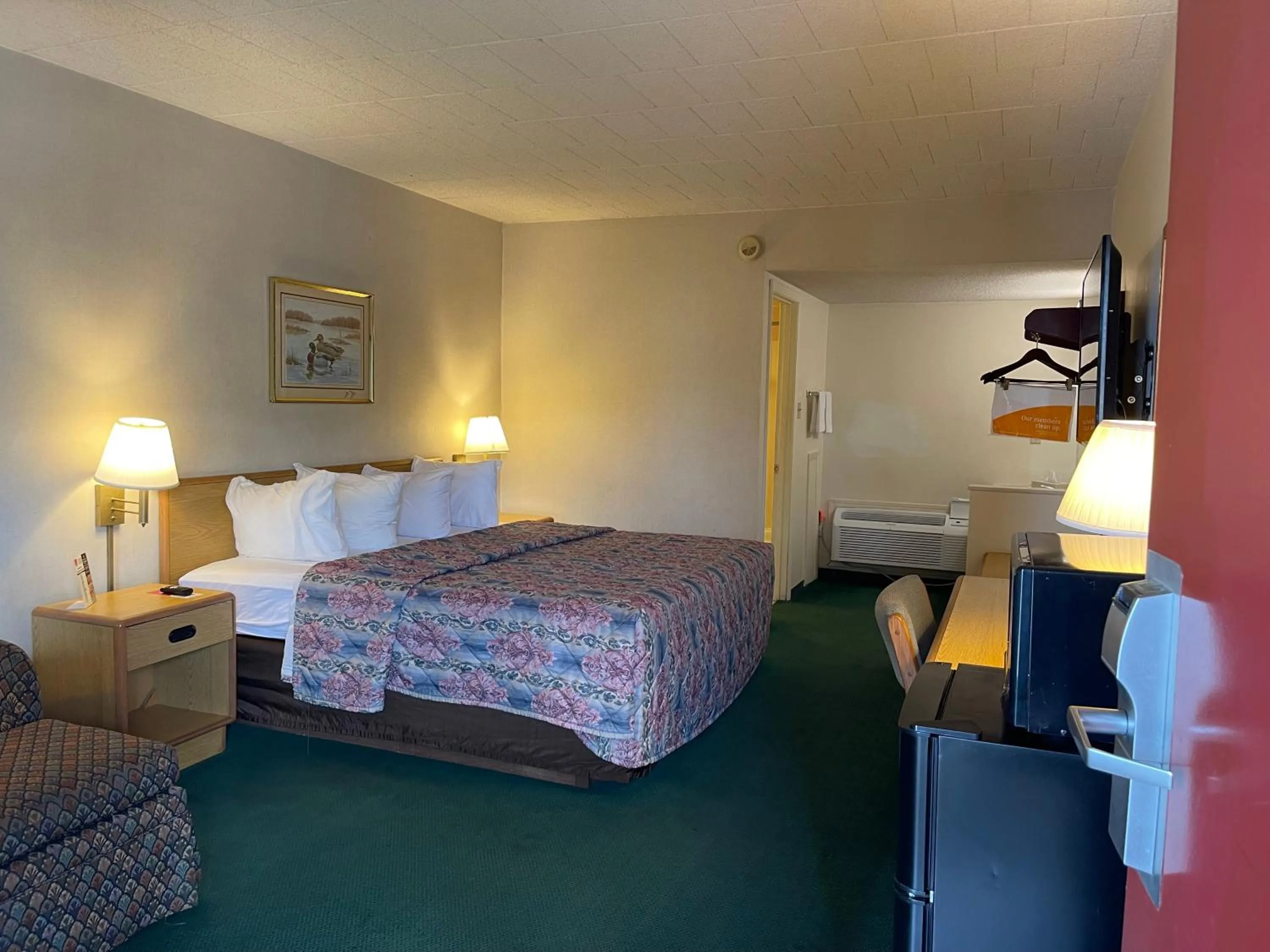 Bed in Horseshoe Curve Lodge