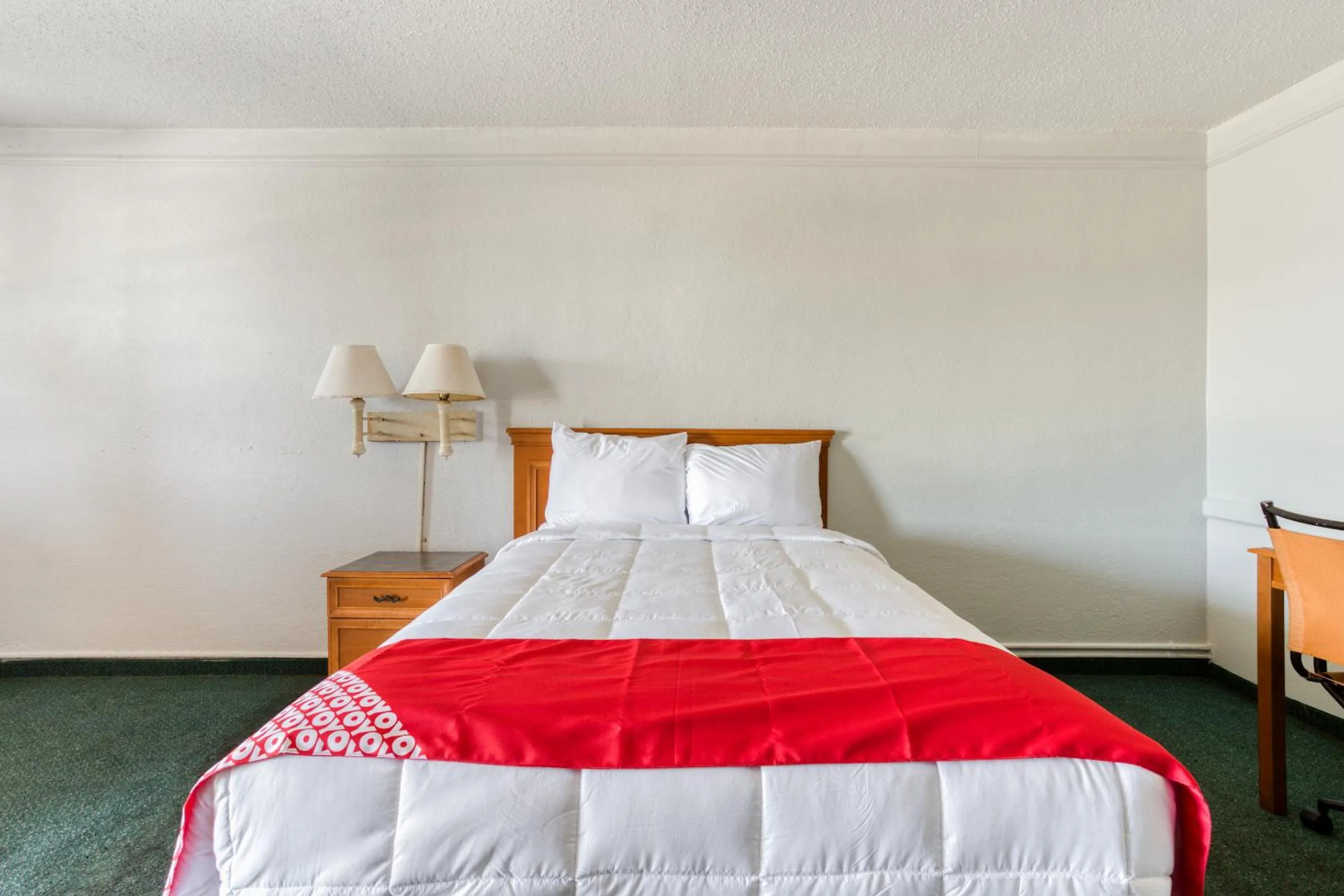 Bedroom, Bed in Hemp Hotel Oklahoma City South
