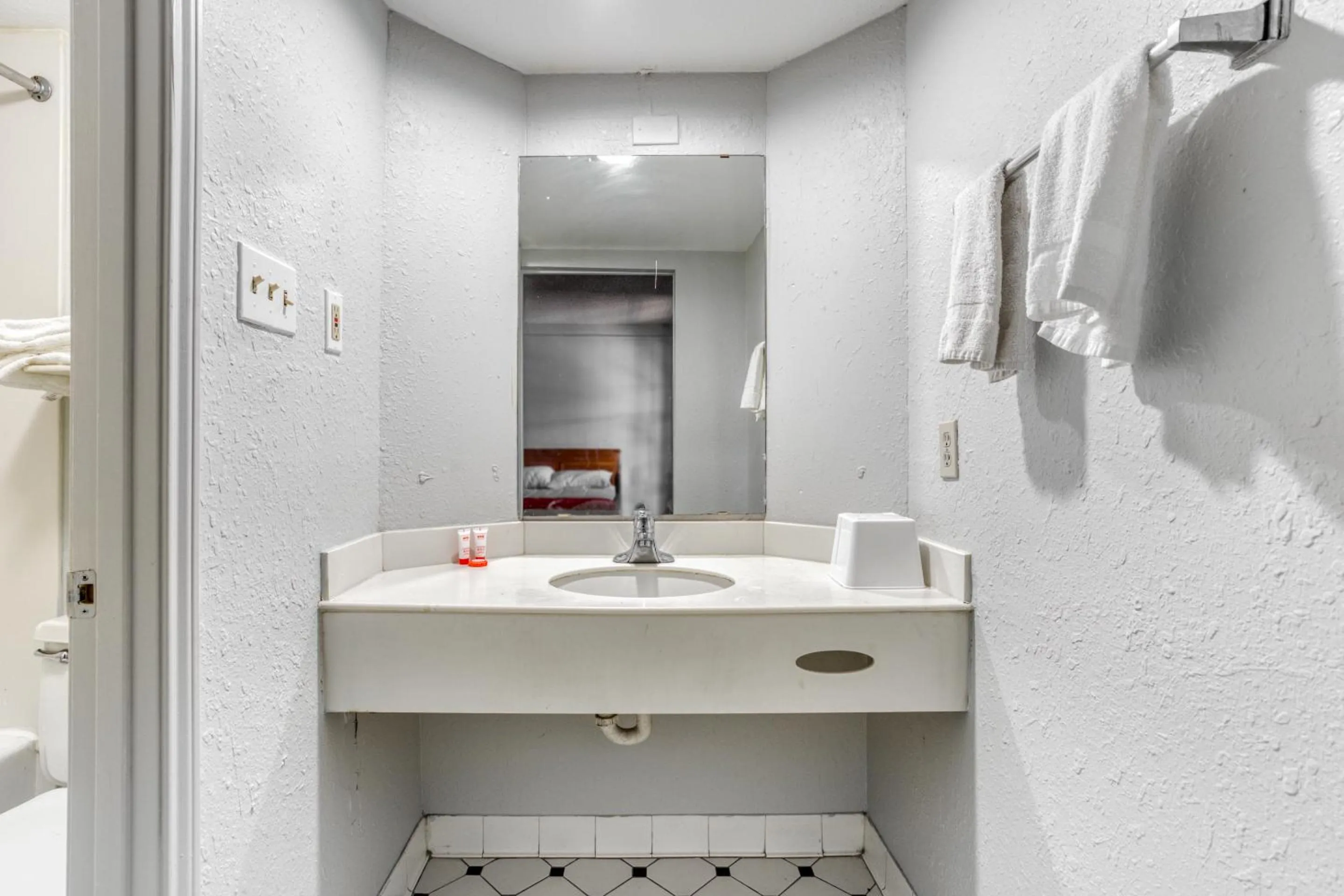 Bathroom in Hemp Hotel Oklahoma City South