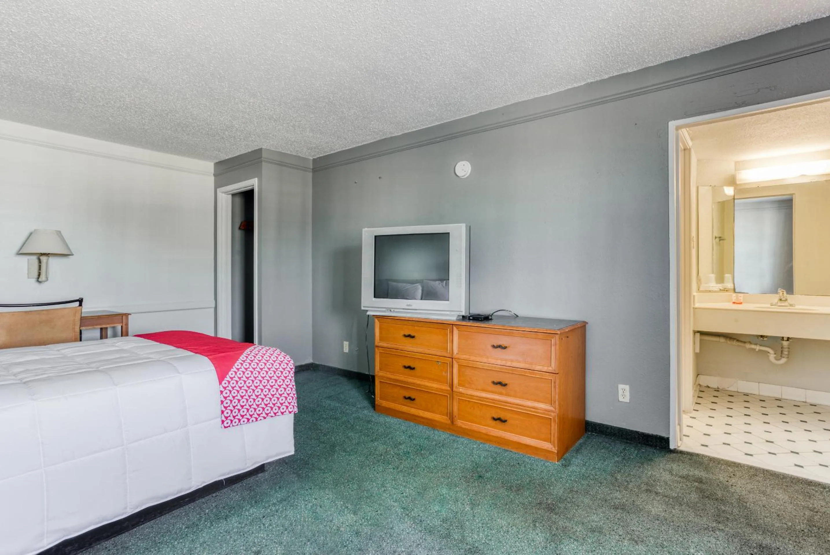 TV and multimedia, Bed in Hemp Hotel Oklahoma City South