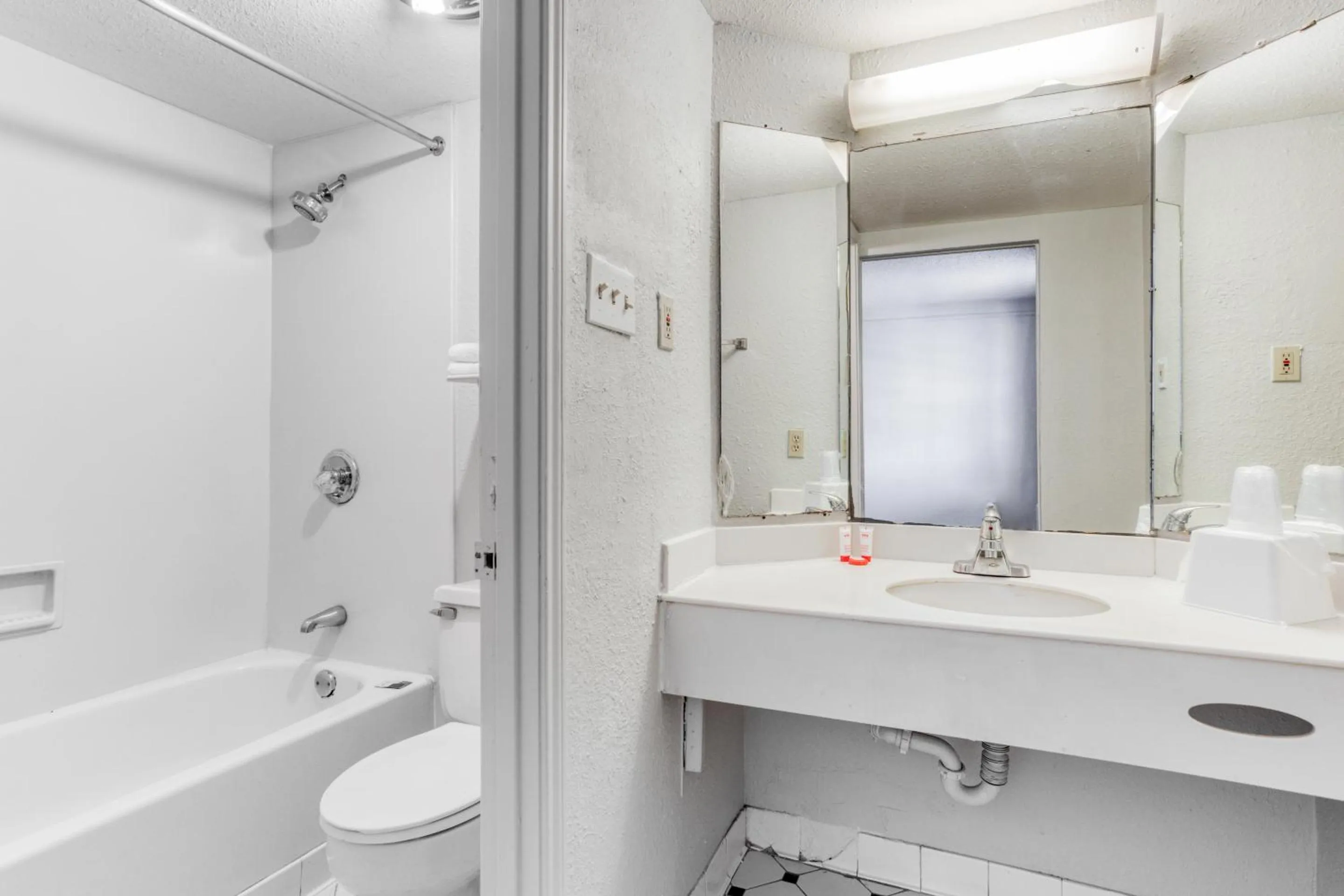 Bathroom in Hemp Hotel Oklahoma City South