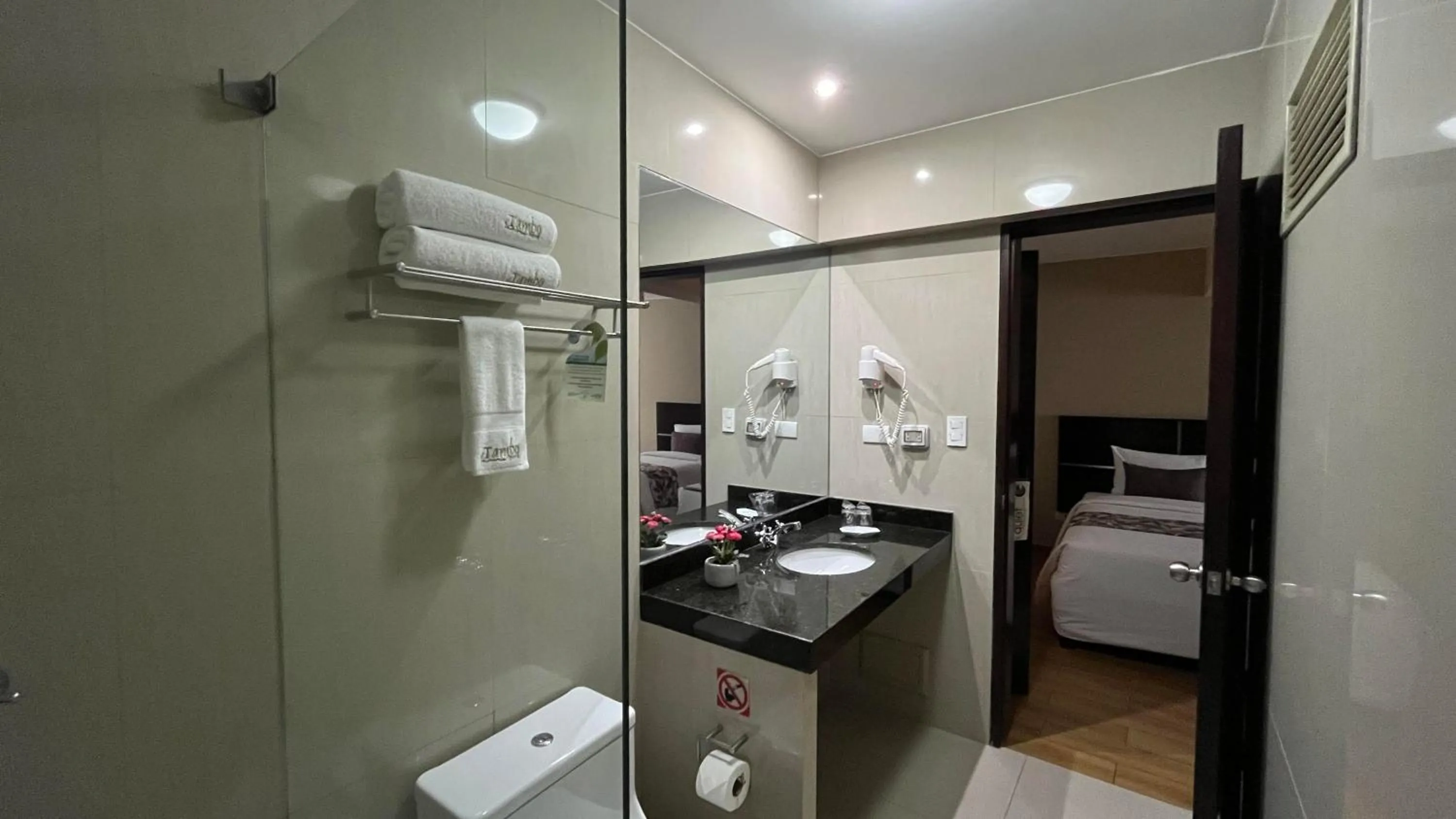 Shower, Bed in Hotel El Tambo 2