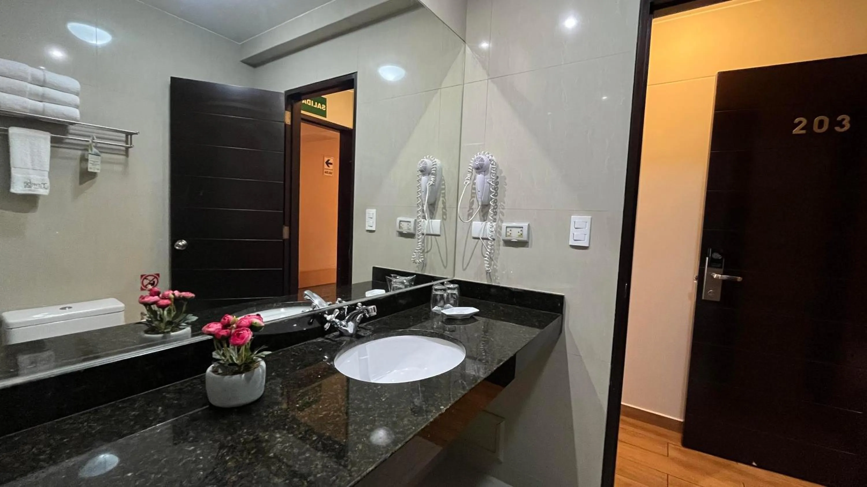 Shower in Hotel El Tambo 2