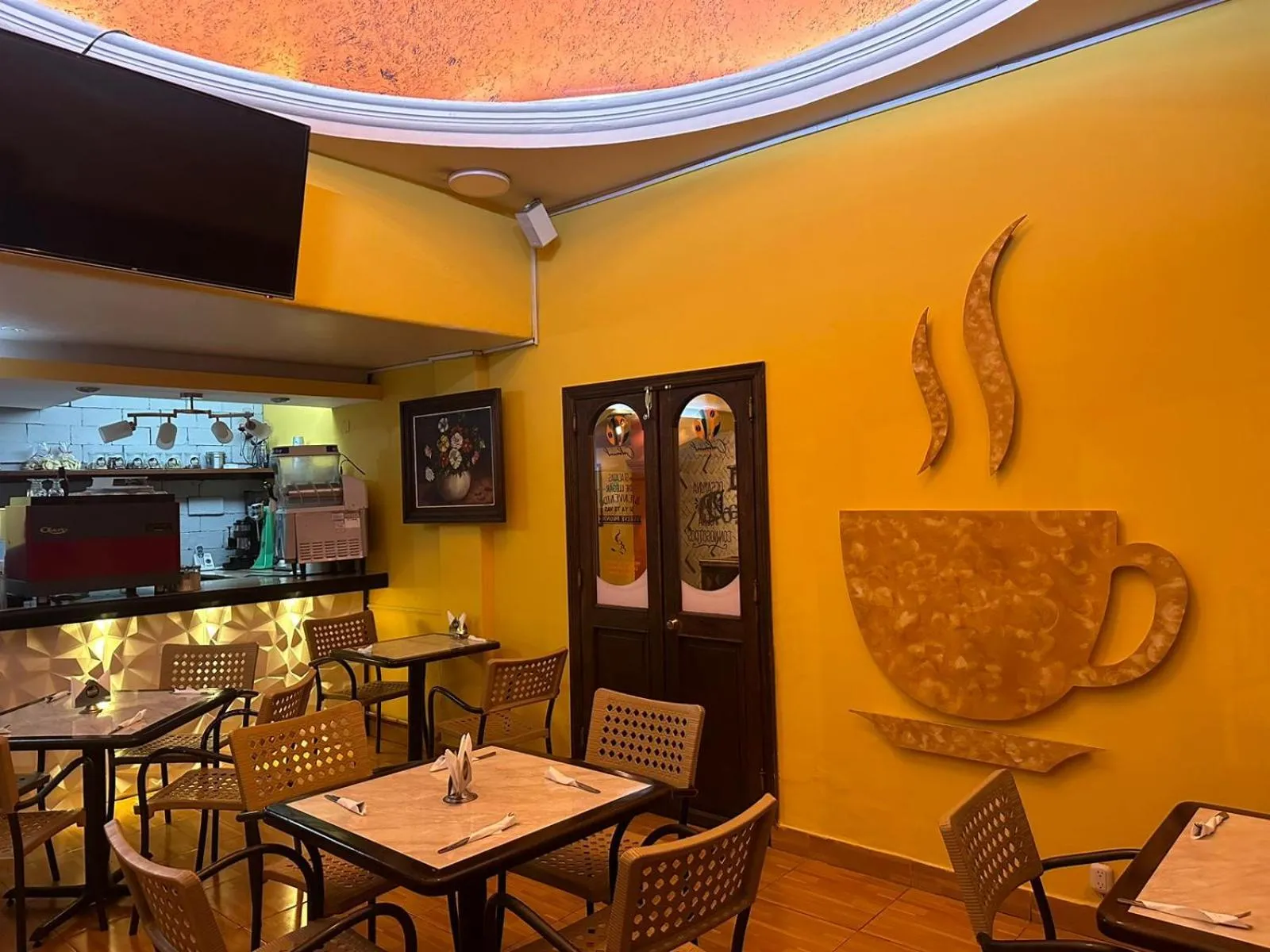 Restaurant/places to eat in Hotel Colonial