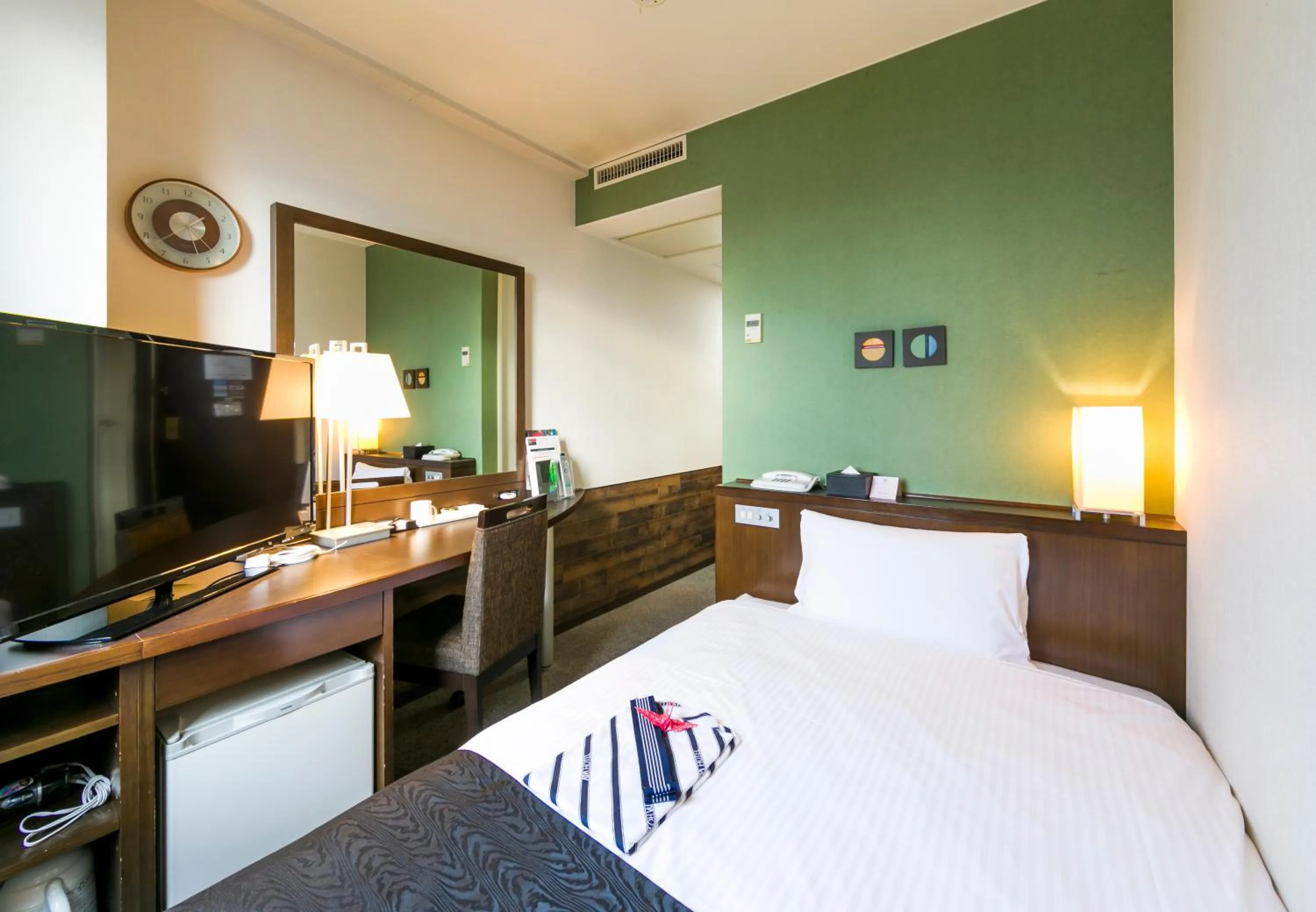 Photo of the whole room, Bed in APA Hotel Fujichuo