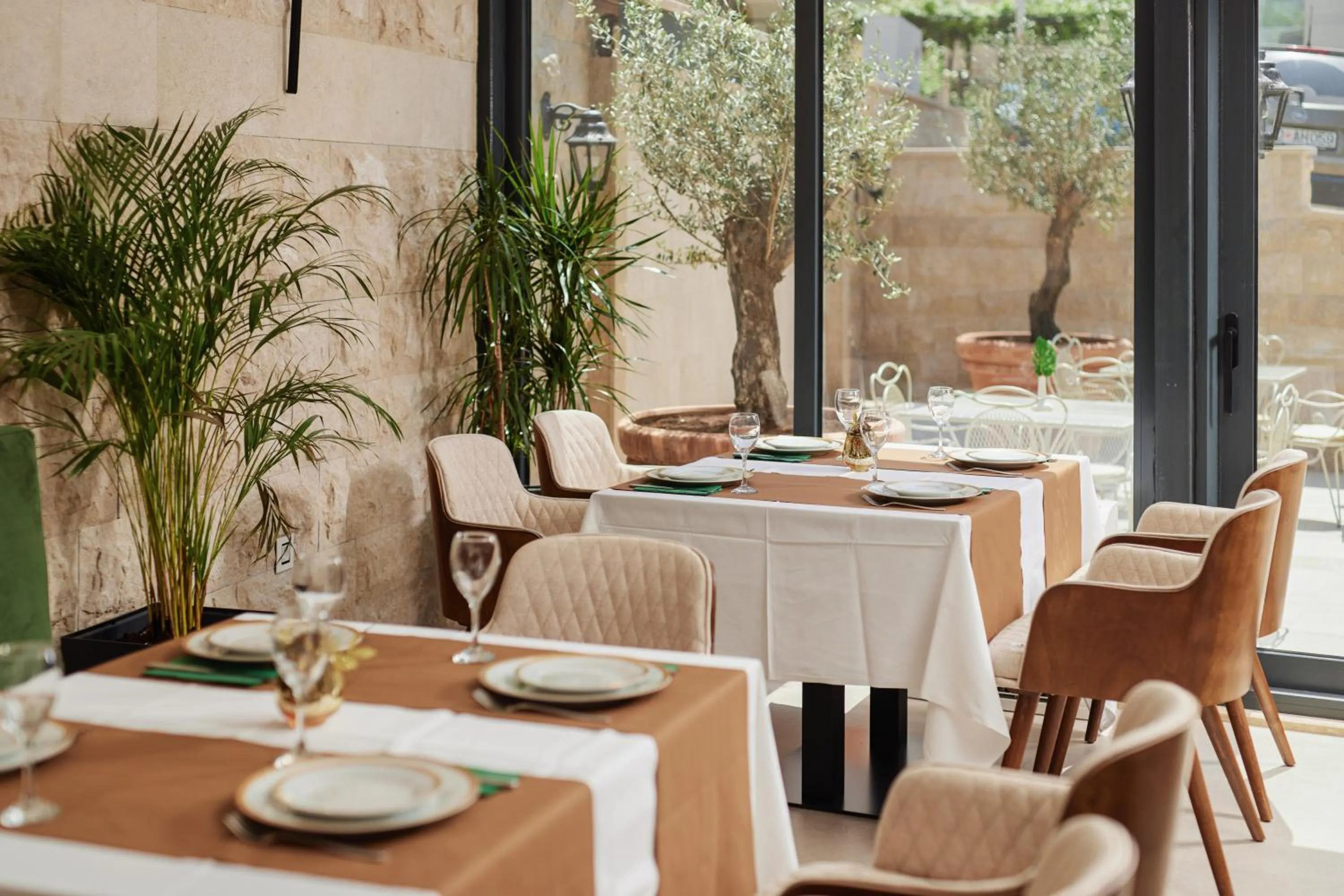 Restaurant/places to eat in Hotel Diplomat by Aycon