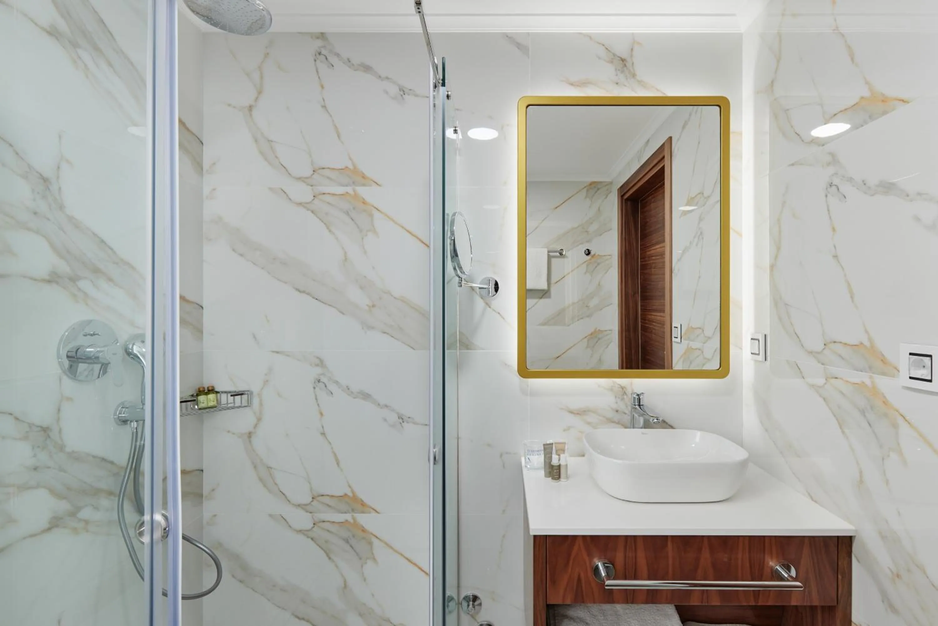 Bathroom in Hotel Diplomat by Aycon